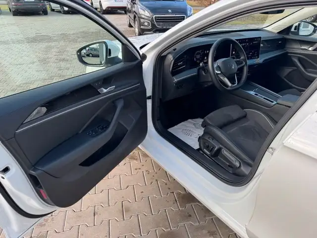 Volkswagen Passat view 8