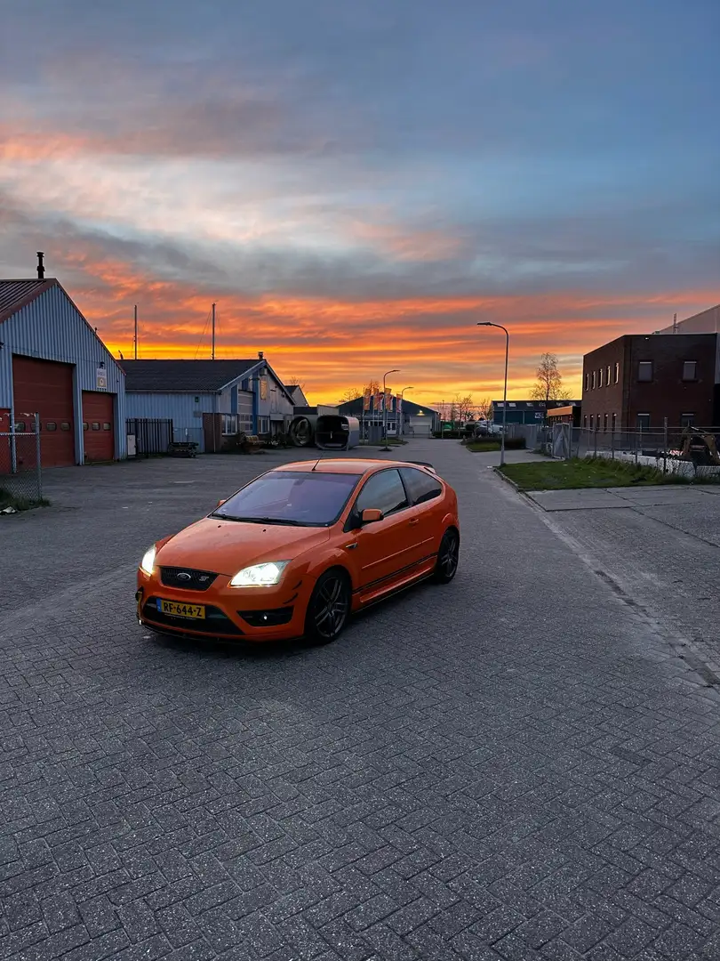 Ford Focus 2.5 ST Oranje - 1