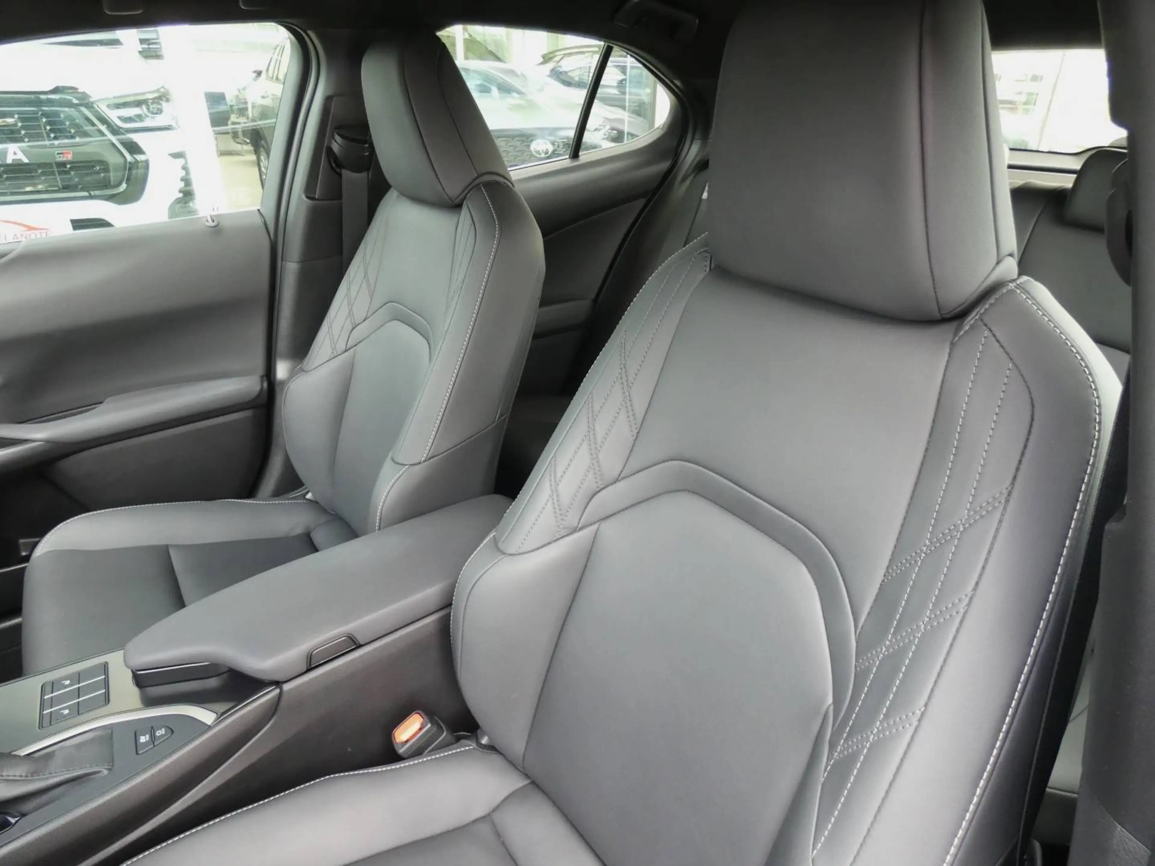 Lexus UX 250h HYBRID +ZWART LEDER +Zetelverwarming +Dodehoek +GPS +Parkeersensoren V&A +Camera — photo 9