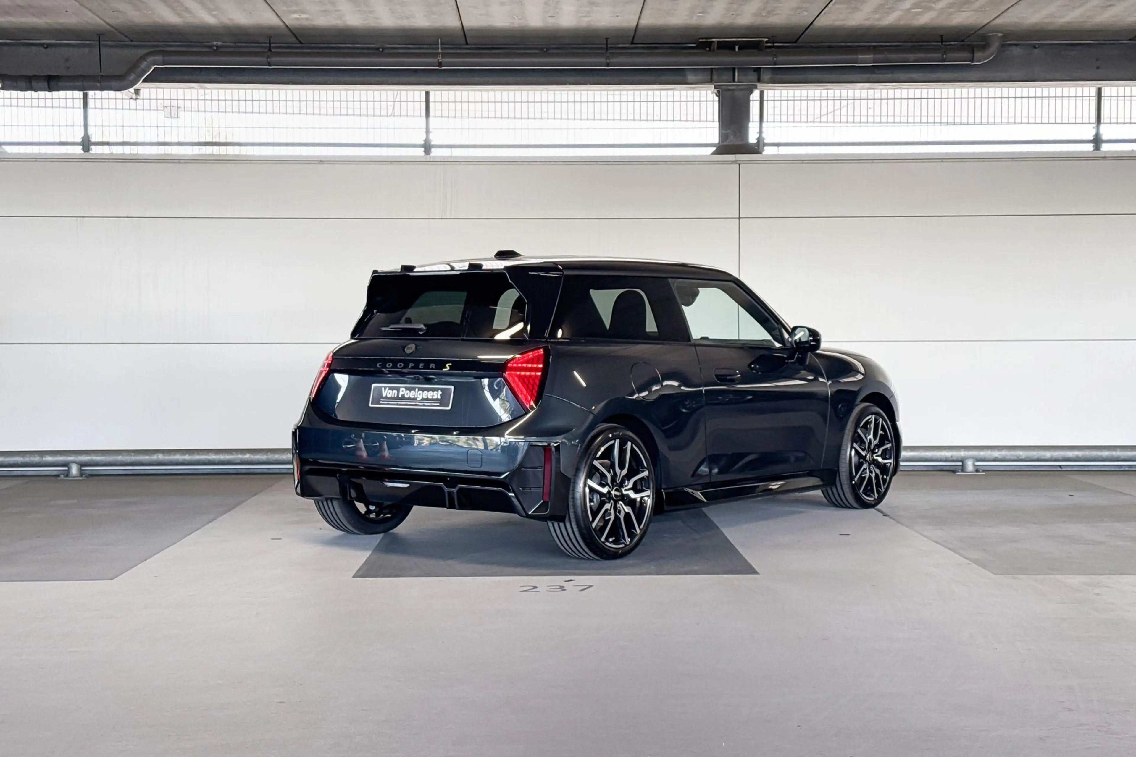 MINI John Cooper Works 3-deurs Cooper SE Cooper M 54.2 kWh | 18 Inch JCW — photo 6