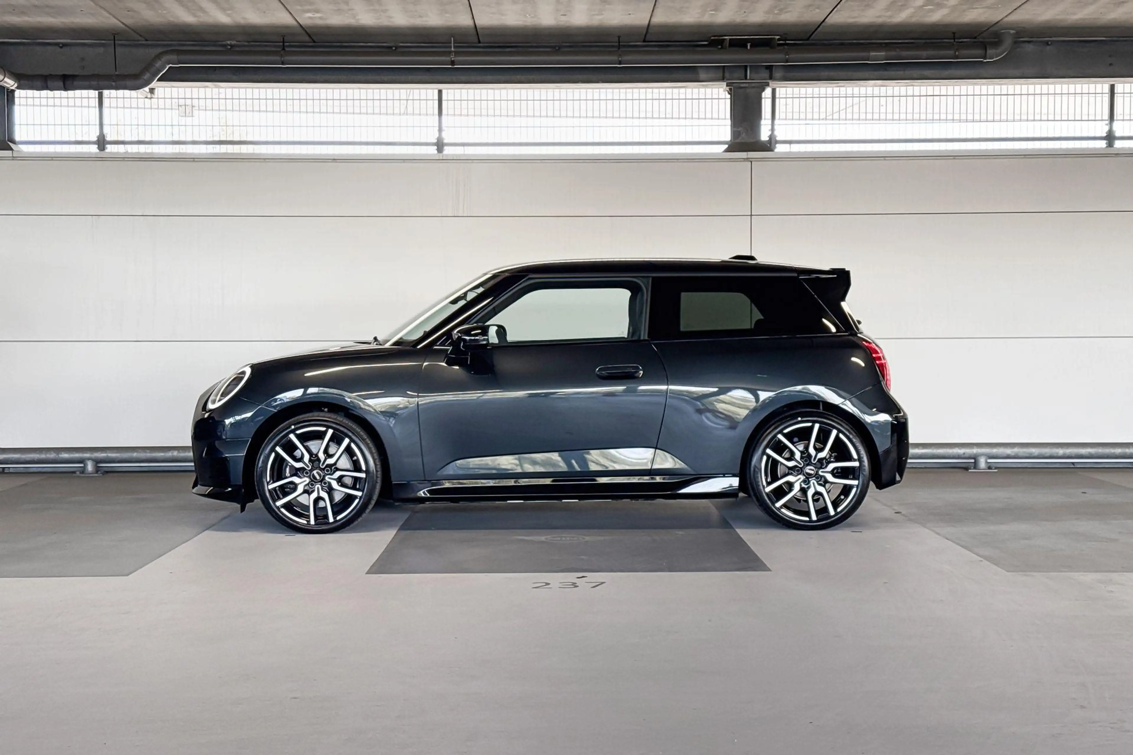 MINI John Cooper Works 3-deurs Cooper SE Cooper M 54.2 kWh | 18 Inch JCW — photo 2