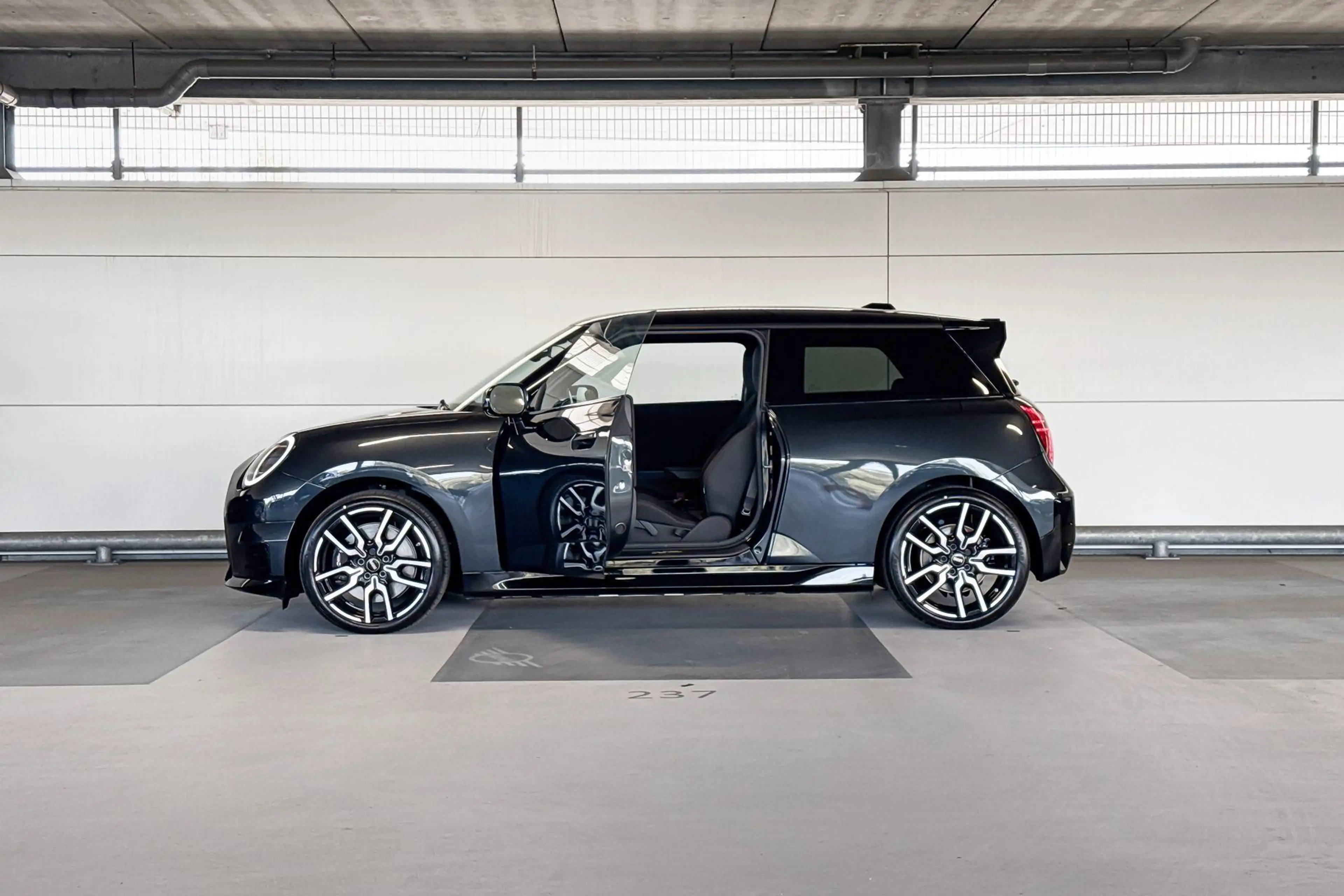MINI John Cooper Works 3-deurs Cooper SE Cooper M 54.2 kWh | 18 Inch JCW — photo 3
