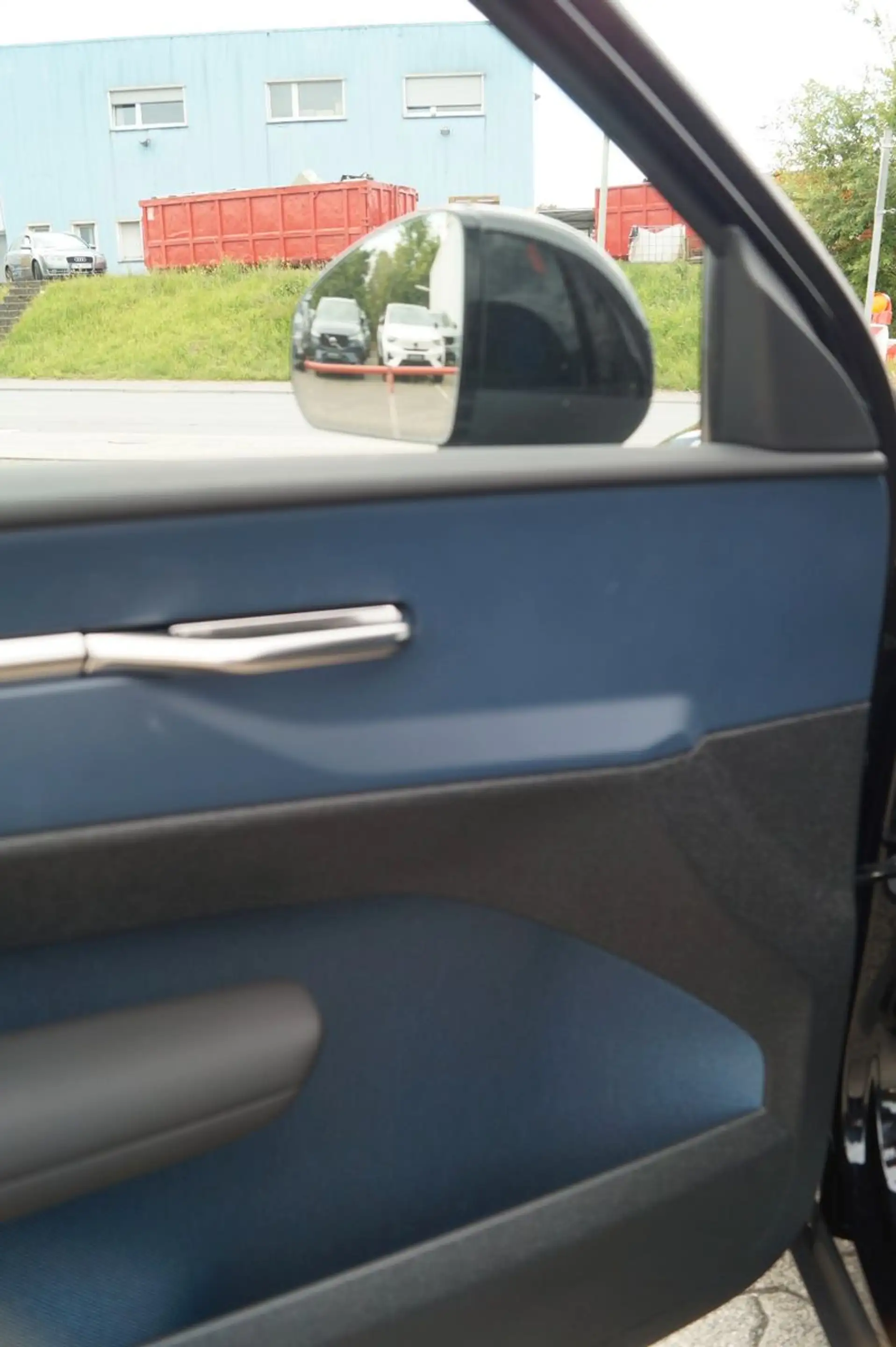 Volvo EX30 Cross Country P5 Long Range RWD Plus Aut. — photo 8