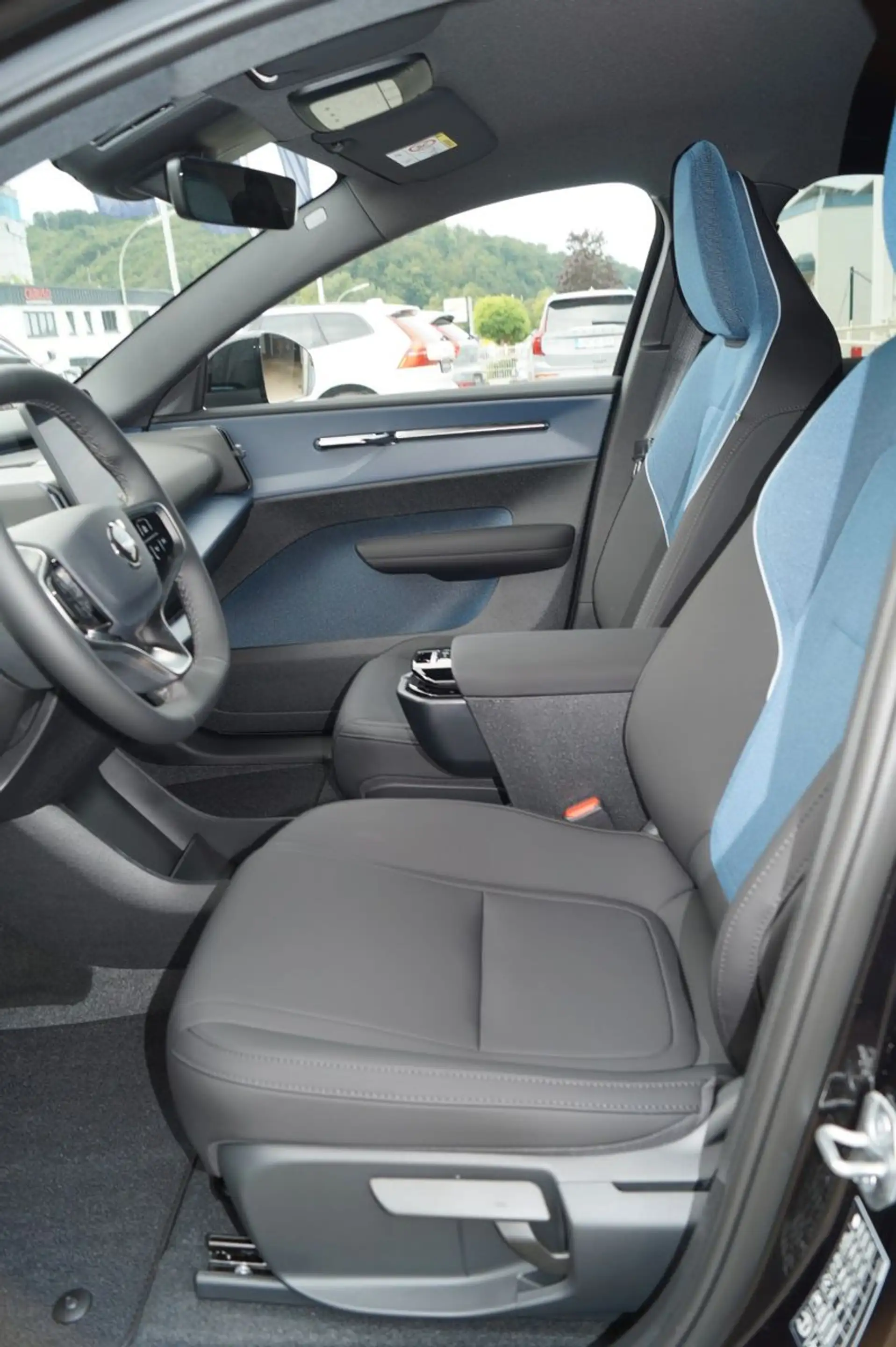 Volvo EX30 Cross Country P5 Long Range RWD Plus Aut. — photo 6