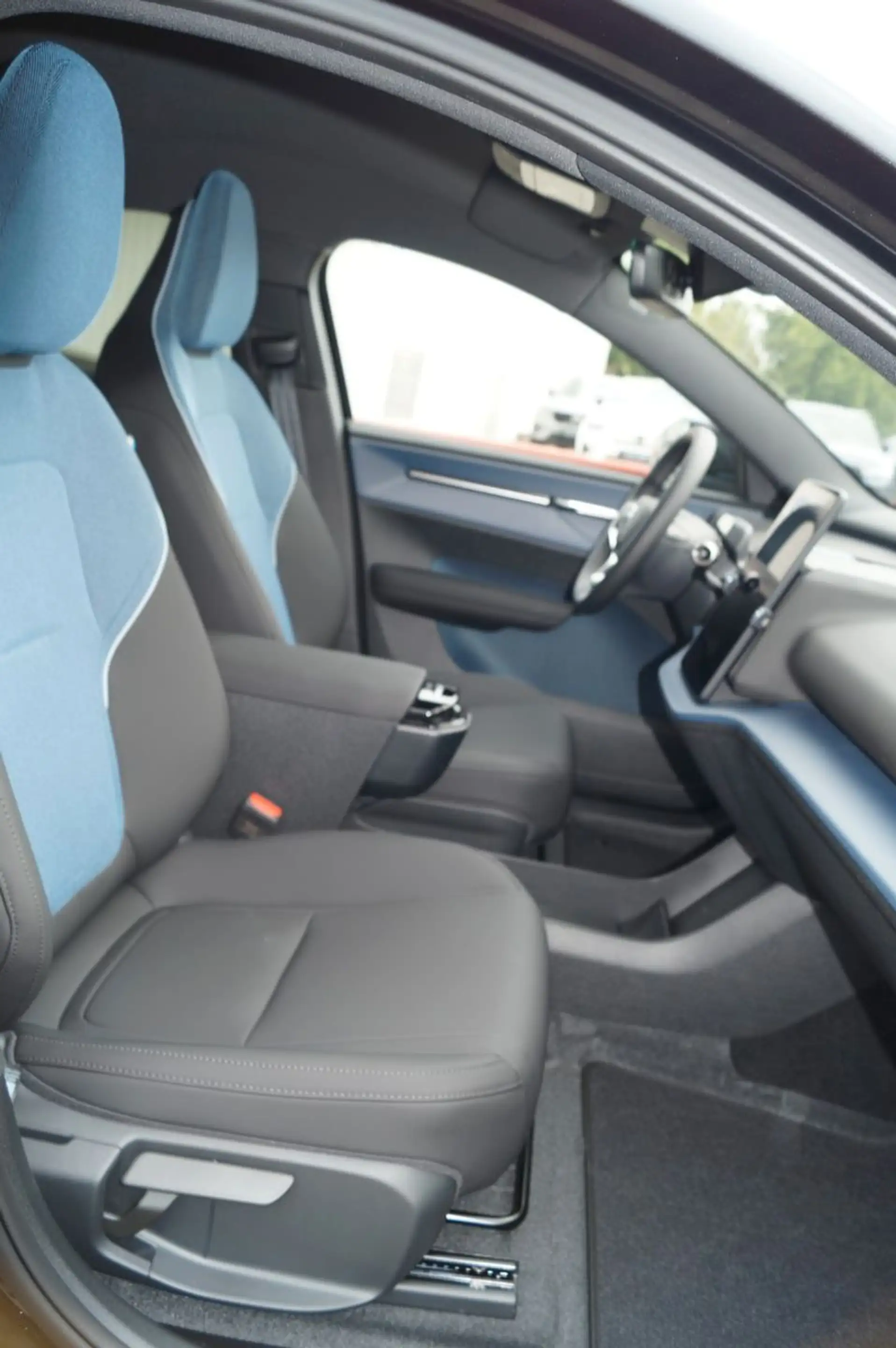 Volvo EX30 Cross Country P5 Long Range RWD Plus Aut. — photo 11