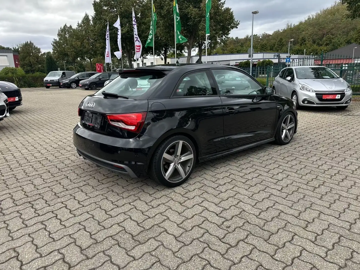 Audi A1 1.0 TFSI ultra S-Line NAVI Bluetooth SHZ 17" Schwarz - 2