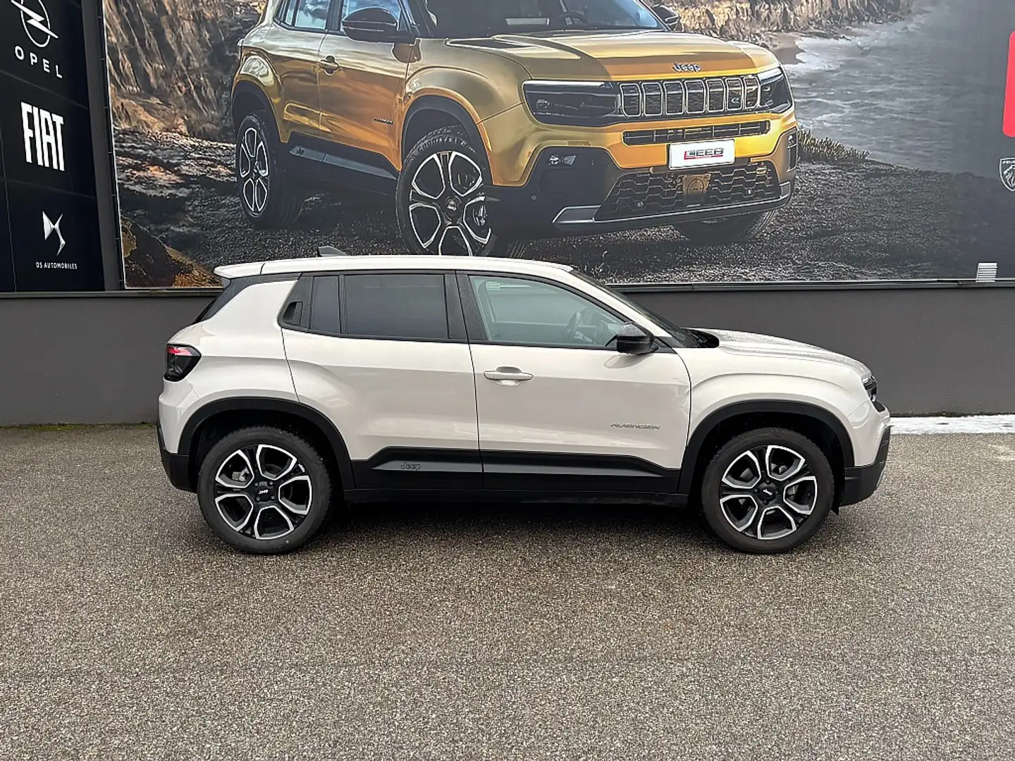 Jeep Avenger 1.2 GSE T3 Altitude inkl. Winterpaket & LED-Sty... Beige - 2