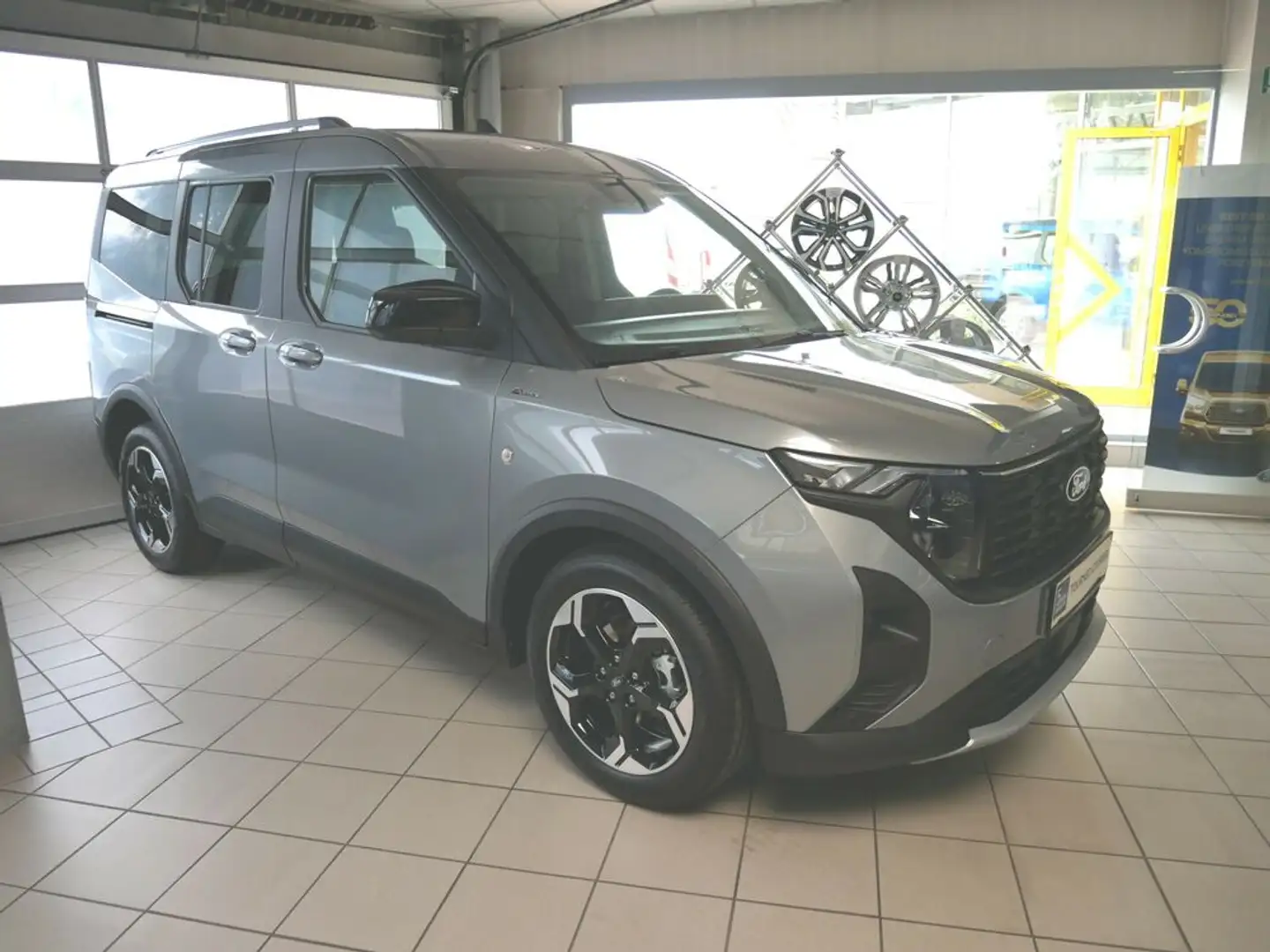 Ford Tourneo Courier 1,0 EcoBoost Active Grau - 2