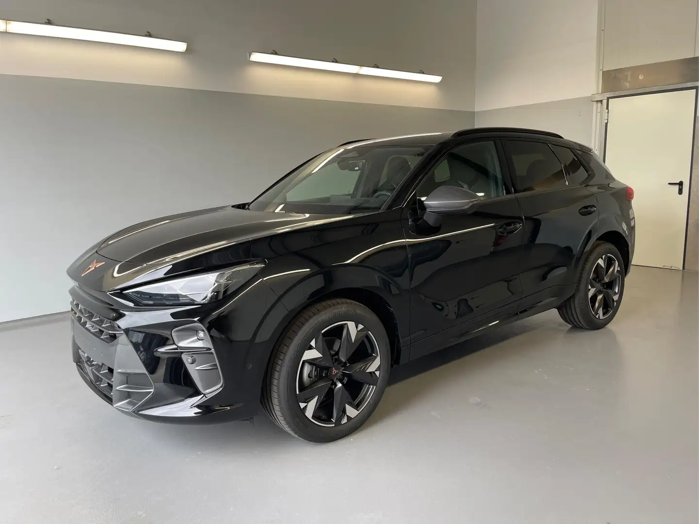 CUPRA Terramar 1.5 eTSI DSG Matrix+Kessy+AHK+HUD+Navi+Dinamica... Schwarz - 1