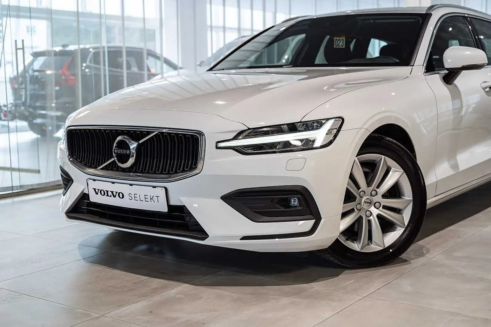 Volvo V60 II Momentum Pro, B3 mild hybrid Blanco - 2