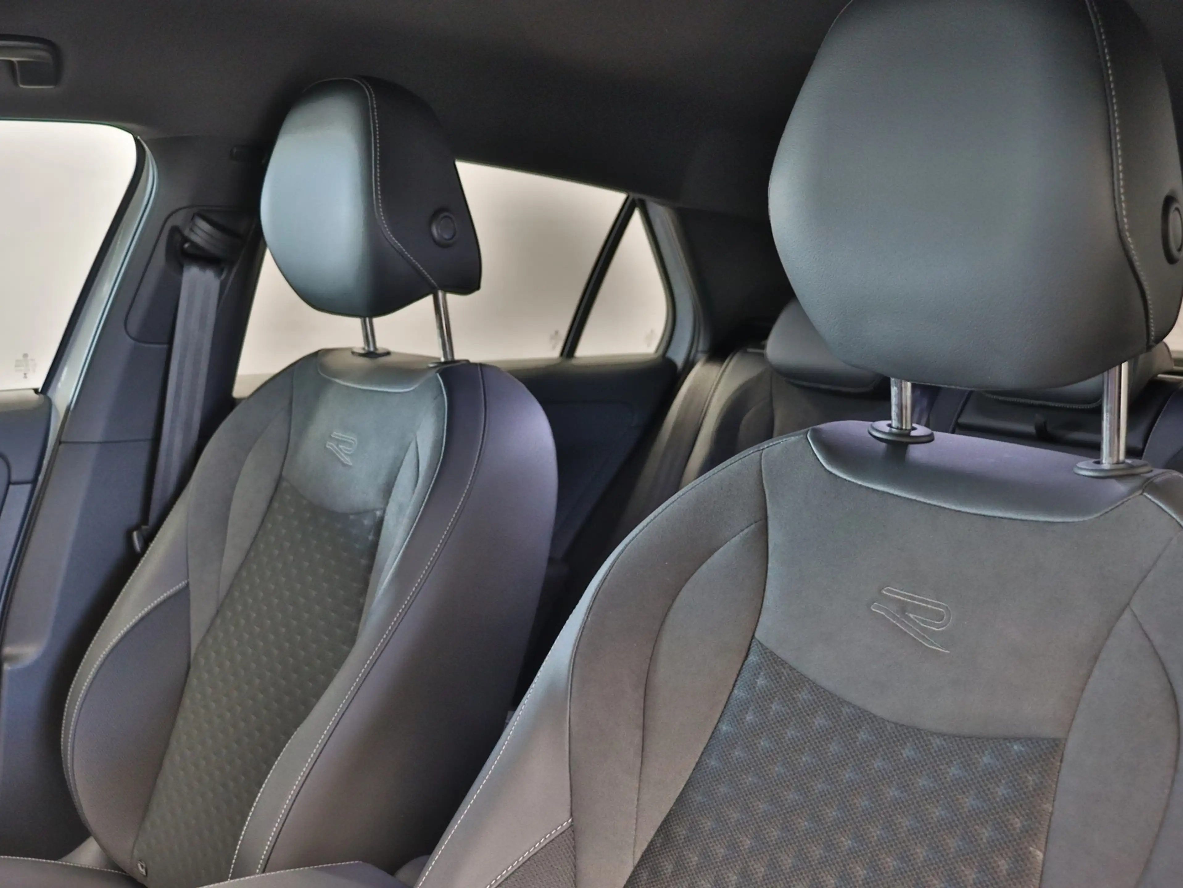 Volkswagen T-Roc R-Line 1.5eTSI DSG+MATRIX+HUD+20"ALU+360°KAM — photo 2