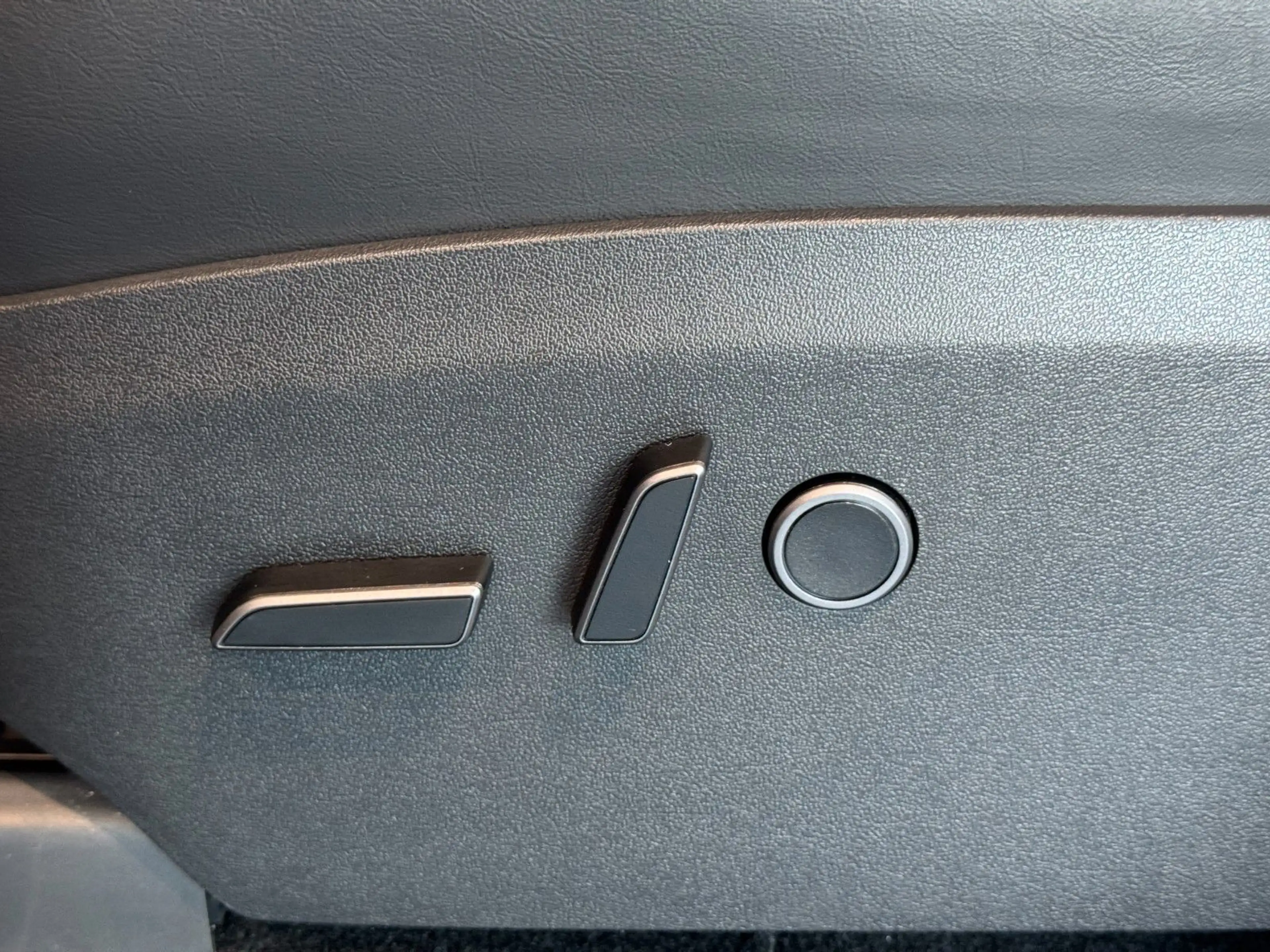 Tesla Model Y AWD Long Range Dual Motor Pano AHK 20" — photo 23