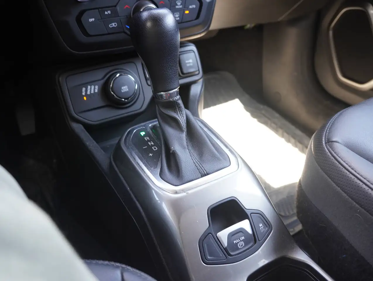Jeep Renegade снимка Jeep Renegade