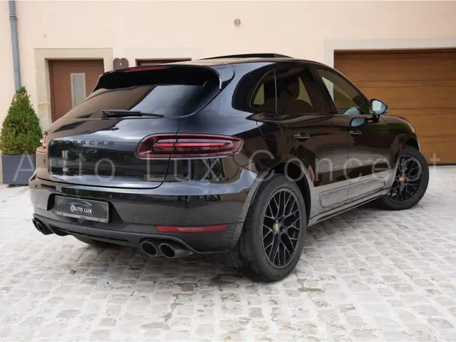 Porsche Macan view 3