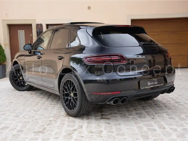 Porsche Macan view 4