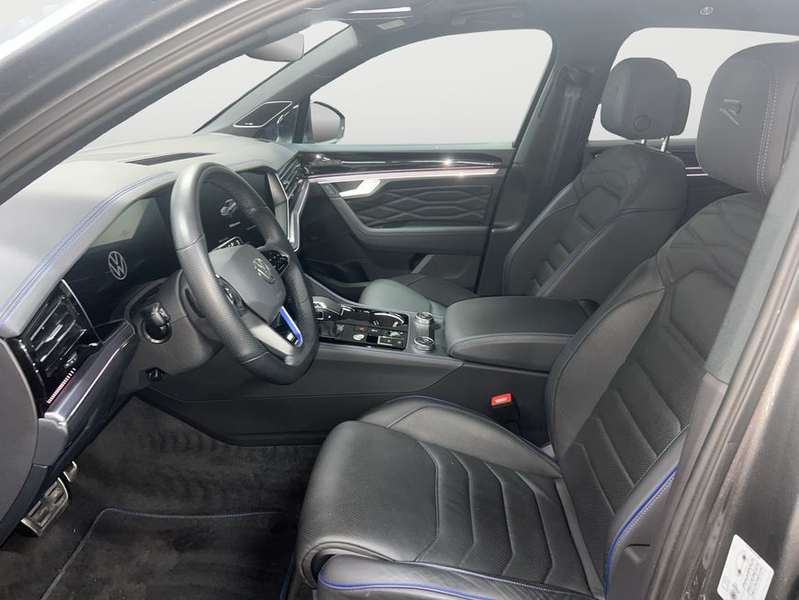 Volkswagen Touareg R 3.0 V6 e-Hybrid HUD — photo 11