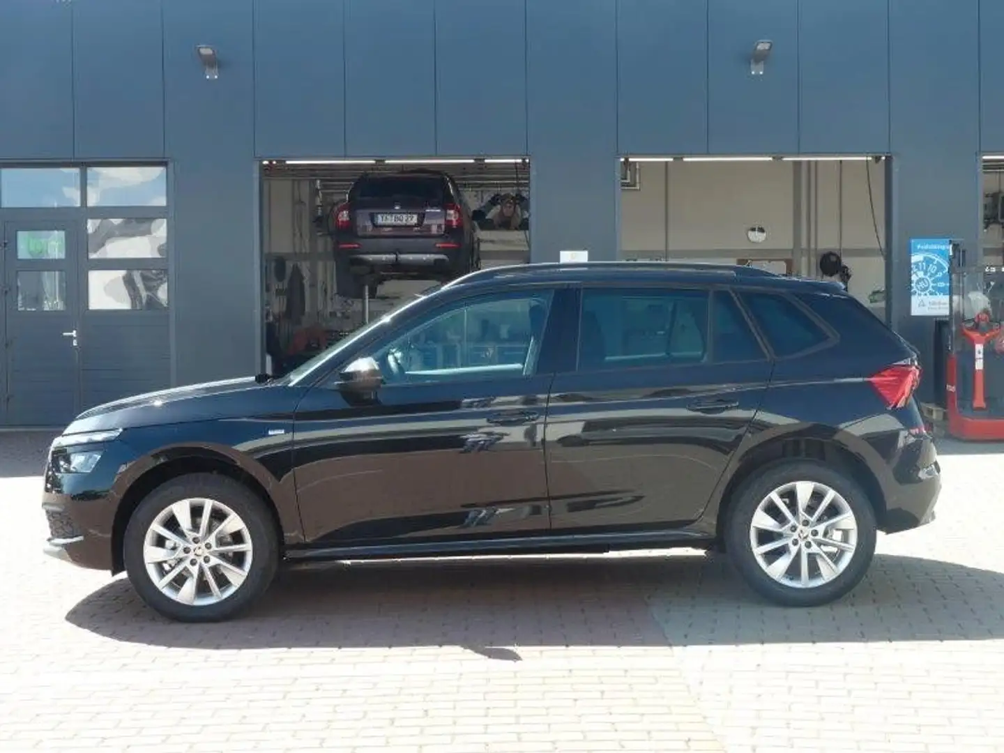 Skoda Kamiq 1.5l TSI ACT TOUR *LED*NAV*ACC*KAMERA*PDC* Schwarz - 2