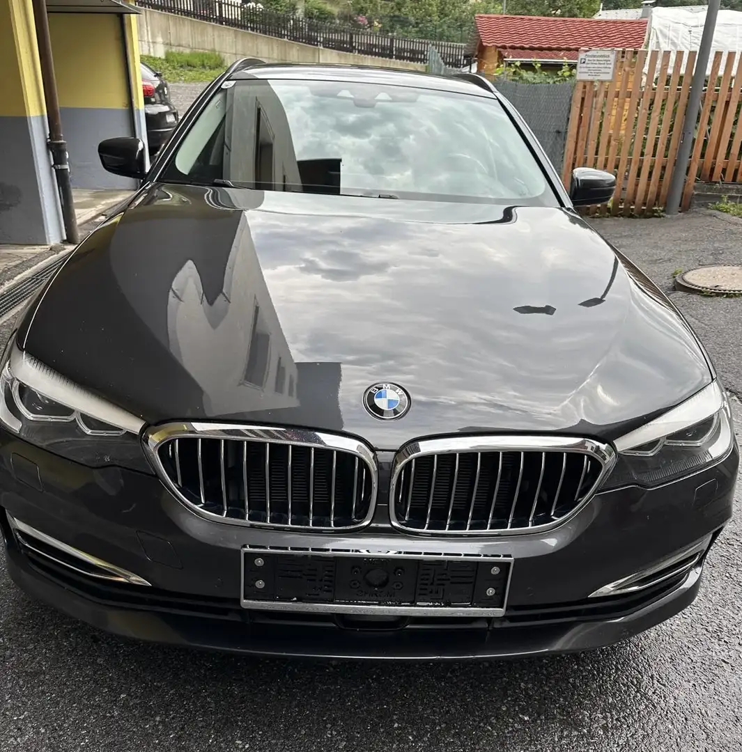 BMW 530 530d xDrive Touring Aut. Luxury Line Grau - 2