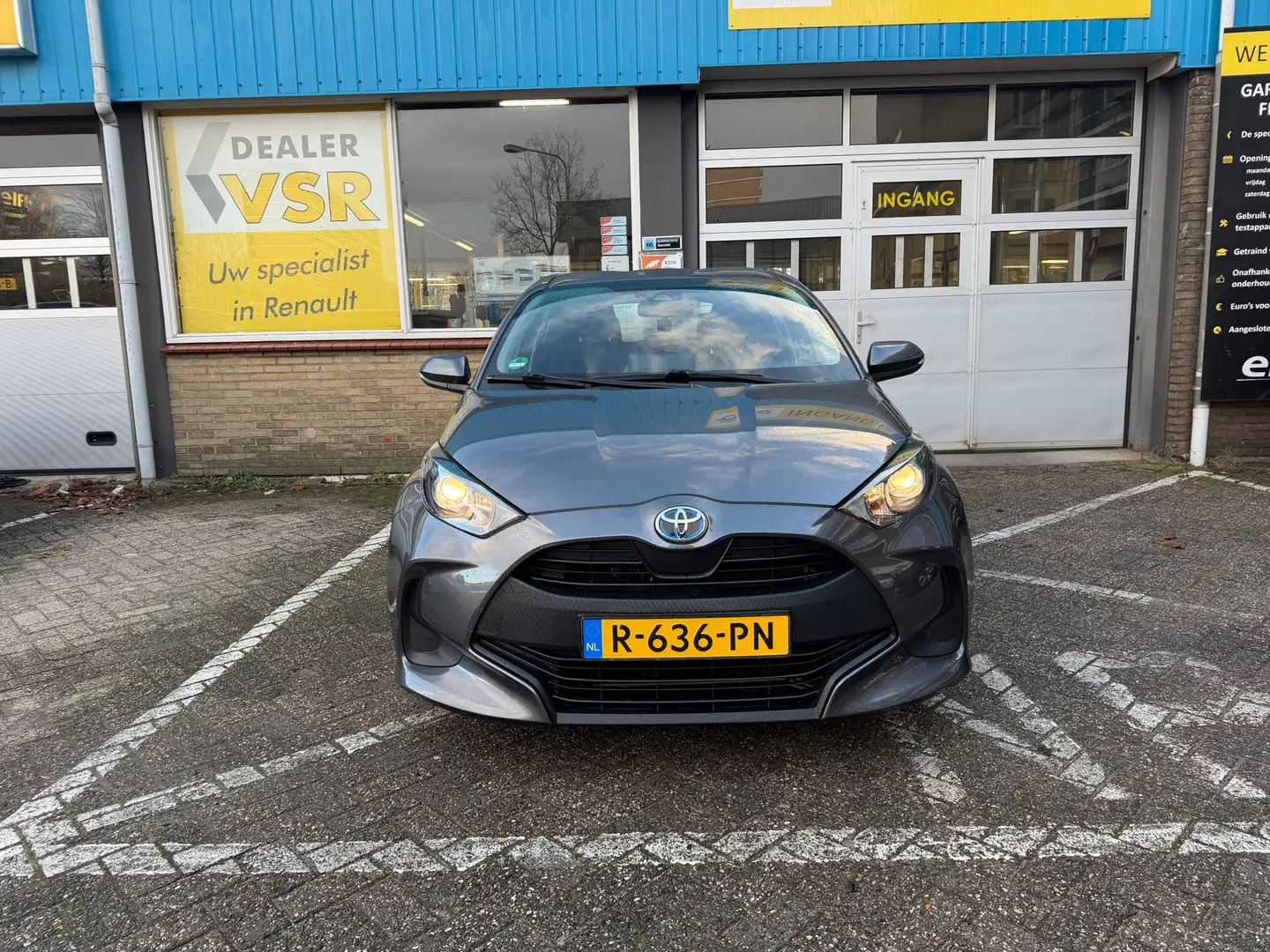 Toyota Yaris 1.5 Hybrid Active | Cruise | Orig. NL | 1ste eigen Grau - 2
