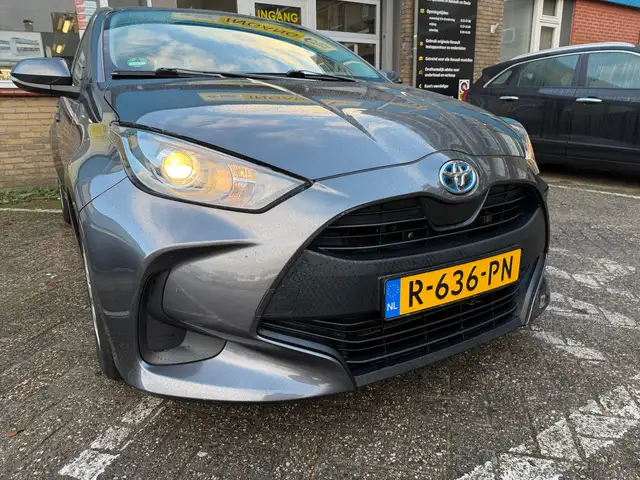 Toyota Yaris view 3