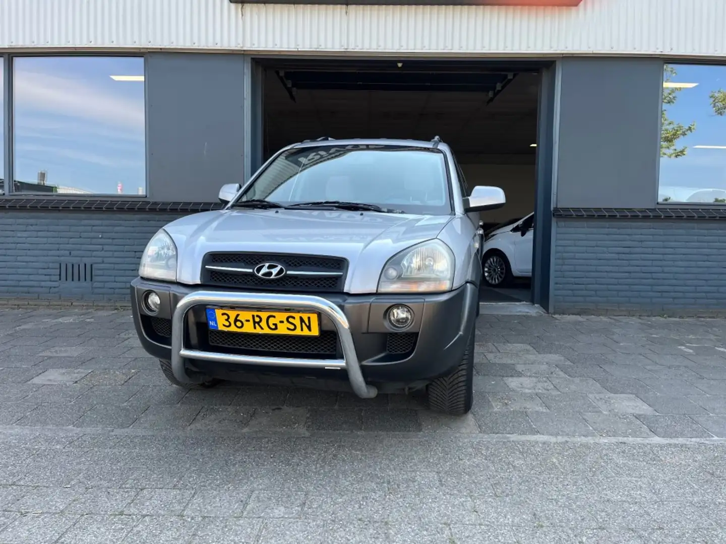 Hyundai TUCSON 2.0I DYNAMIC Grijs - 2