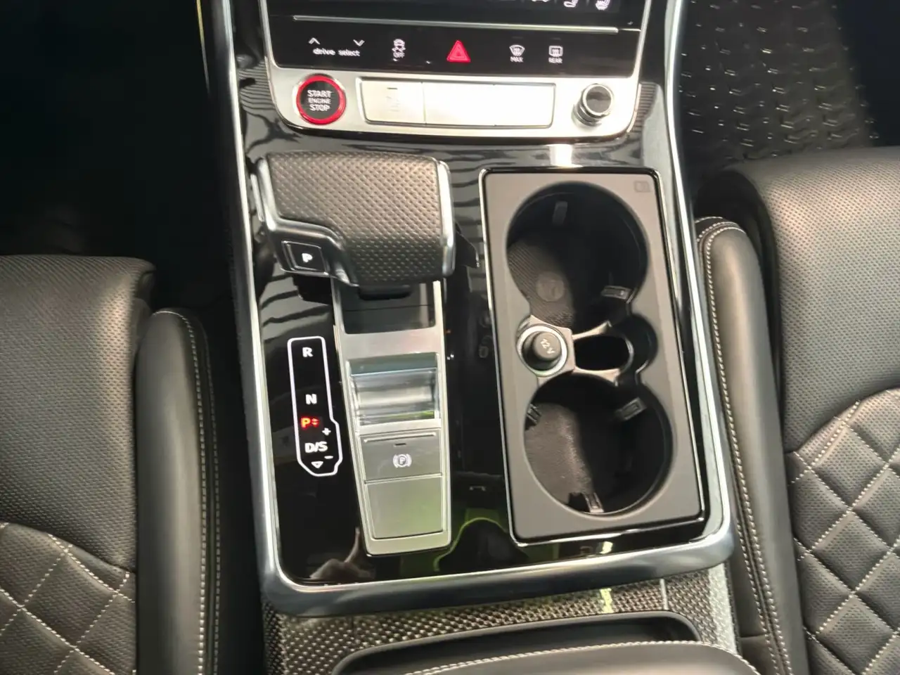 Audi SQ8 снимка Audi SQ8