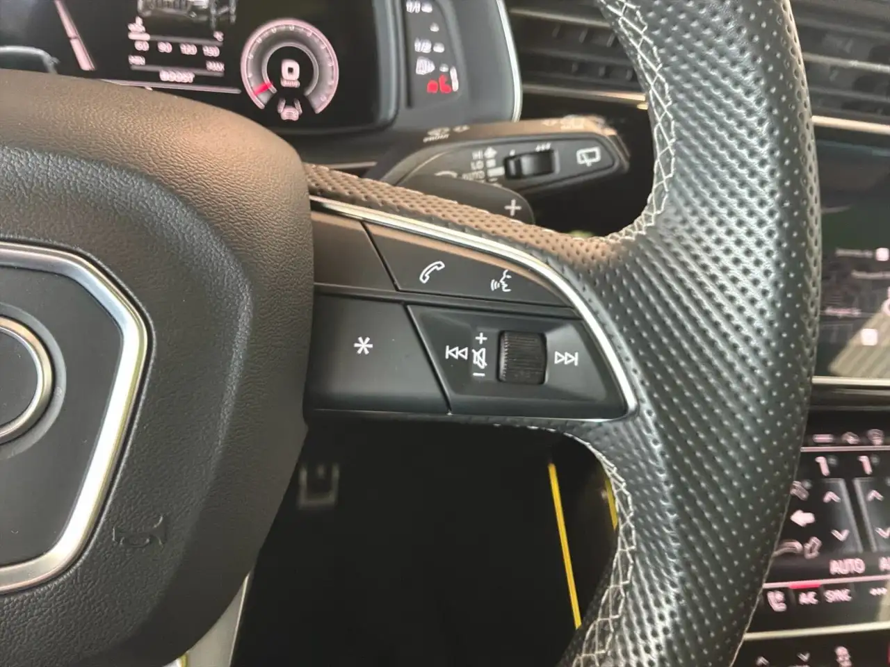Audi SQ8 снимка Audi SQ8