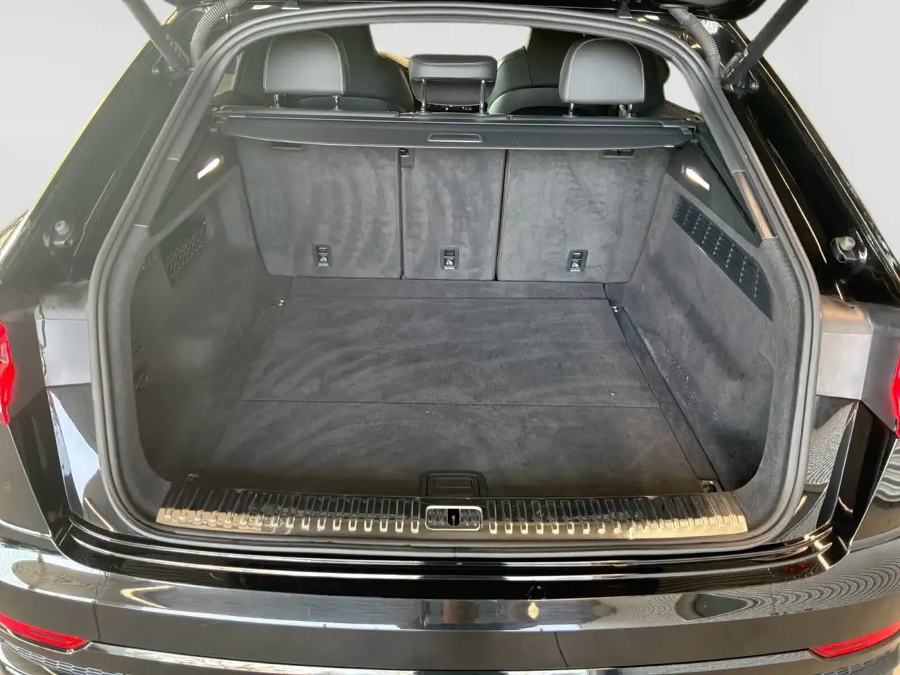 Audi SQ8 снимка Audi SQ8