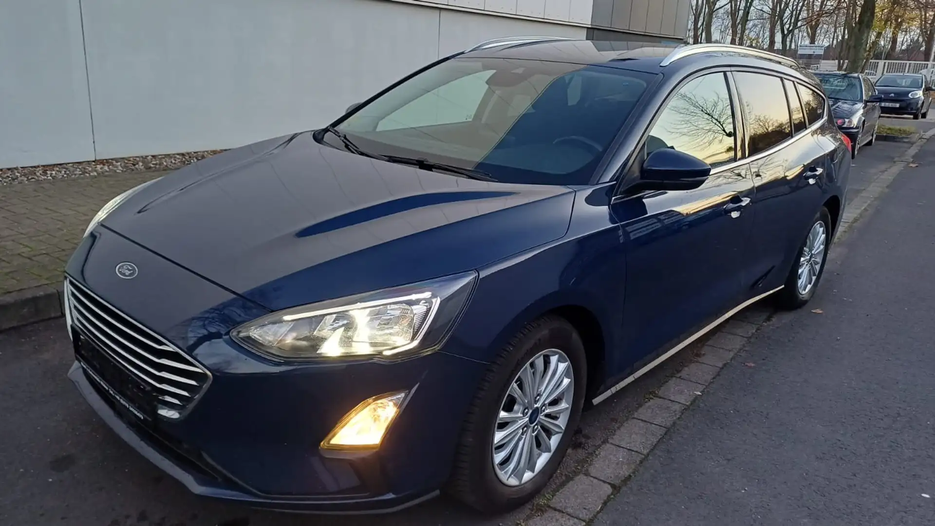 Ford Focus Titanium X Navi*Kam*2xPDC*LED*KeyLess*ACC*CarPlay Blau - 1