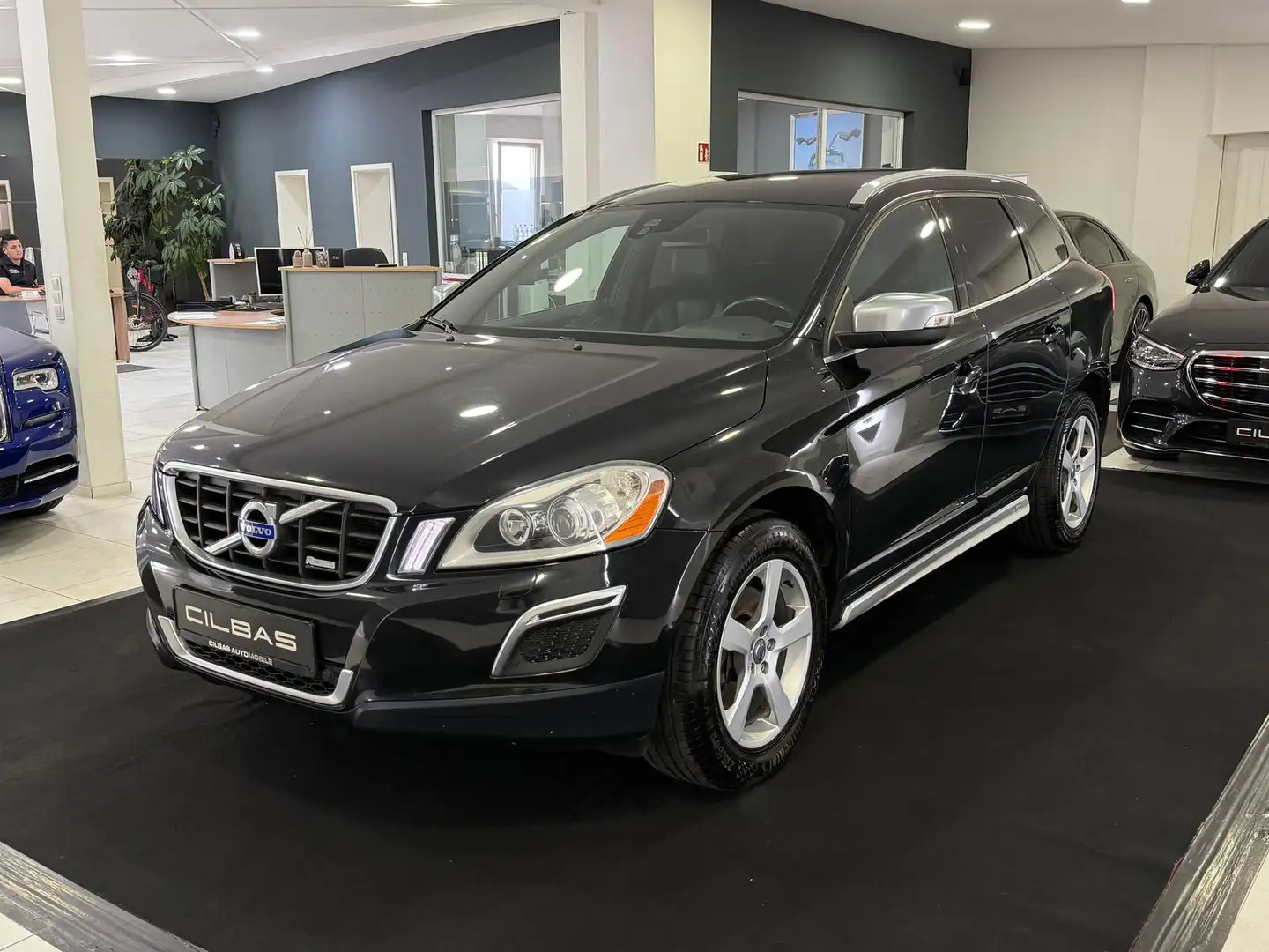 Volvo XC60 2.4 Diesel R-DESIGN*NAVI*LEDER*XENON* Schwarz - 1