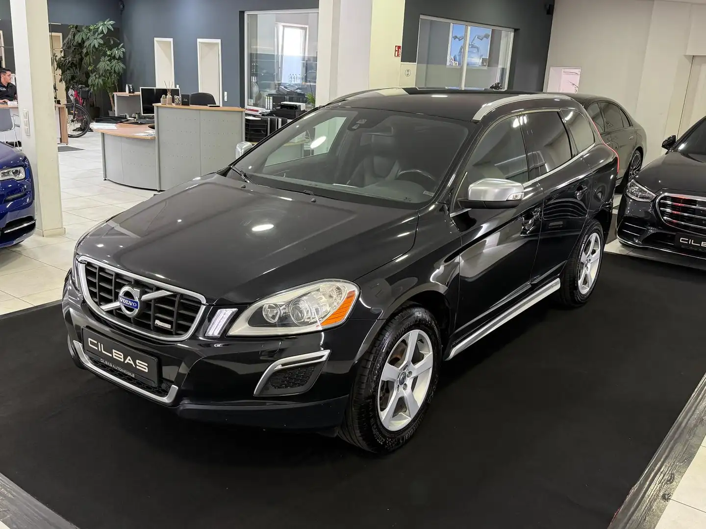 Volvo XC60 2.4 Diesel R-DESIGN*NAVI*LEDER*XENON* Schwarz - 2