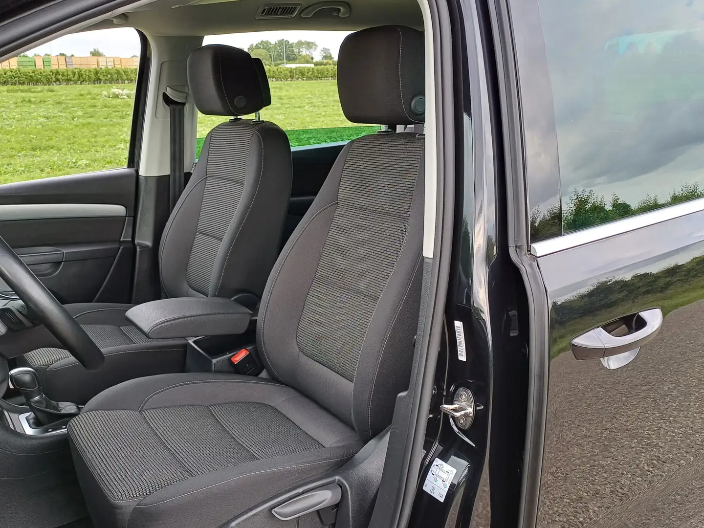 Volkswagen Sharan 1.4 TSI Exclusive 7 pers. /Navi/Clima/Stoelverw./U Zwart - 2