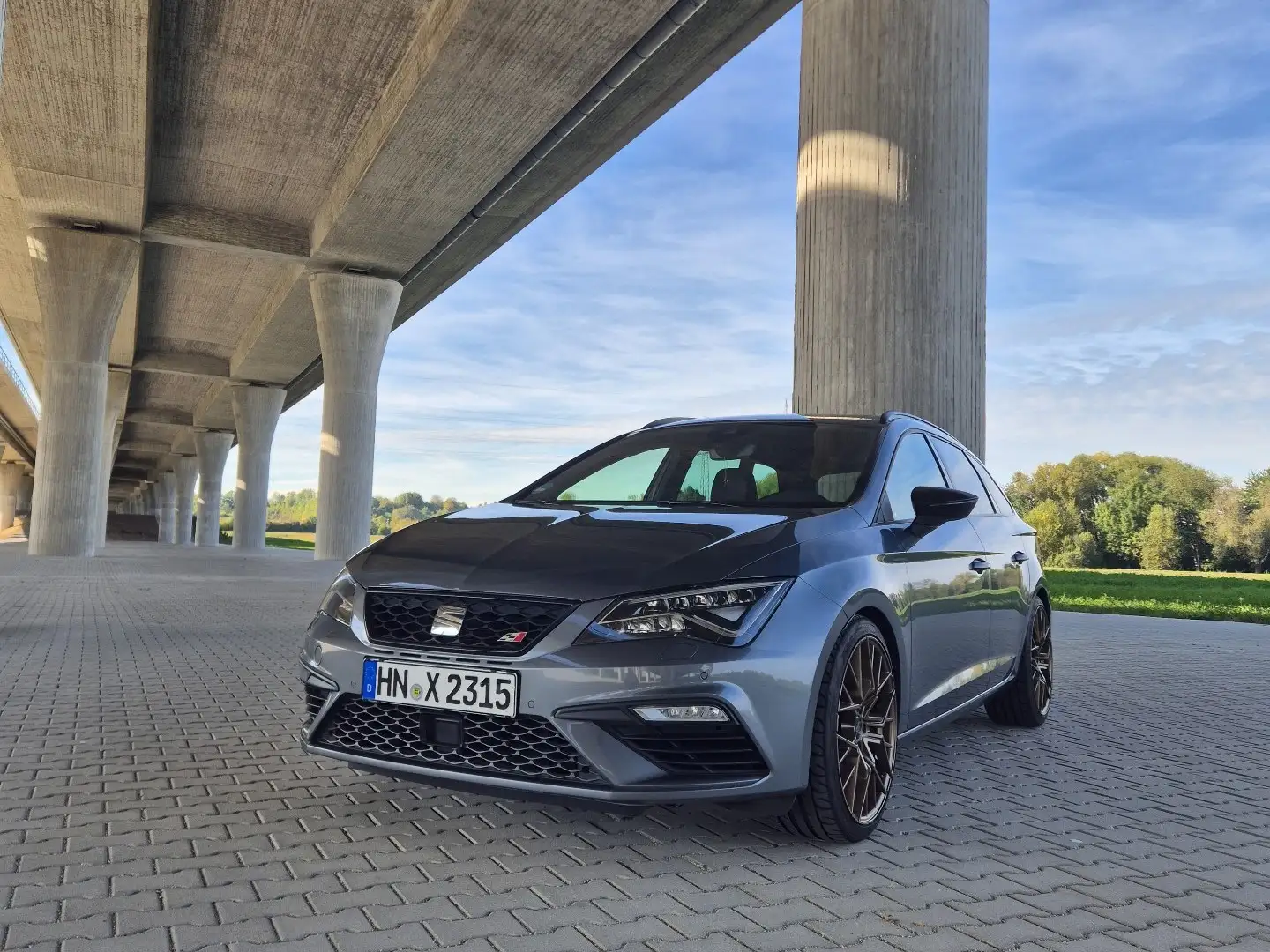SEAT Leon Cupra 300 4 Drive Grau - 2