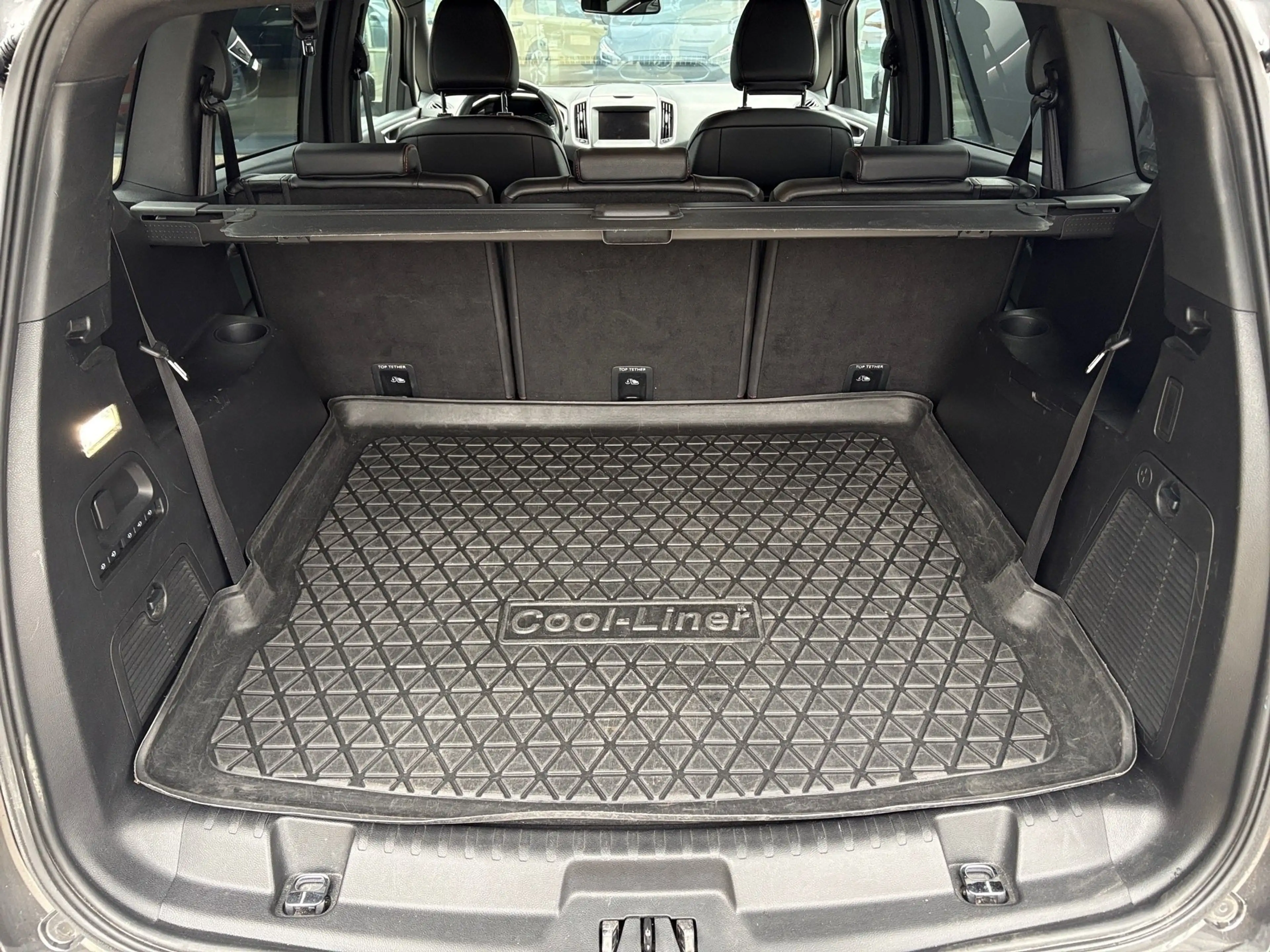 Ford S-Max ST-Line — photo 16