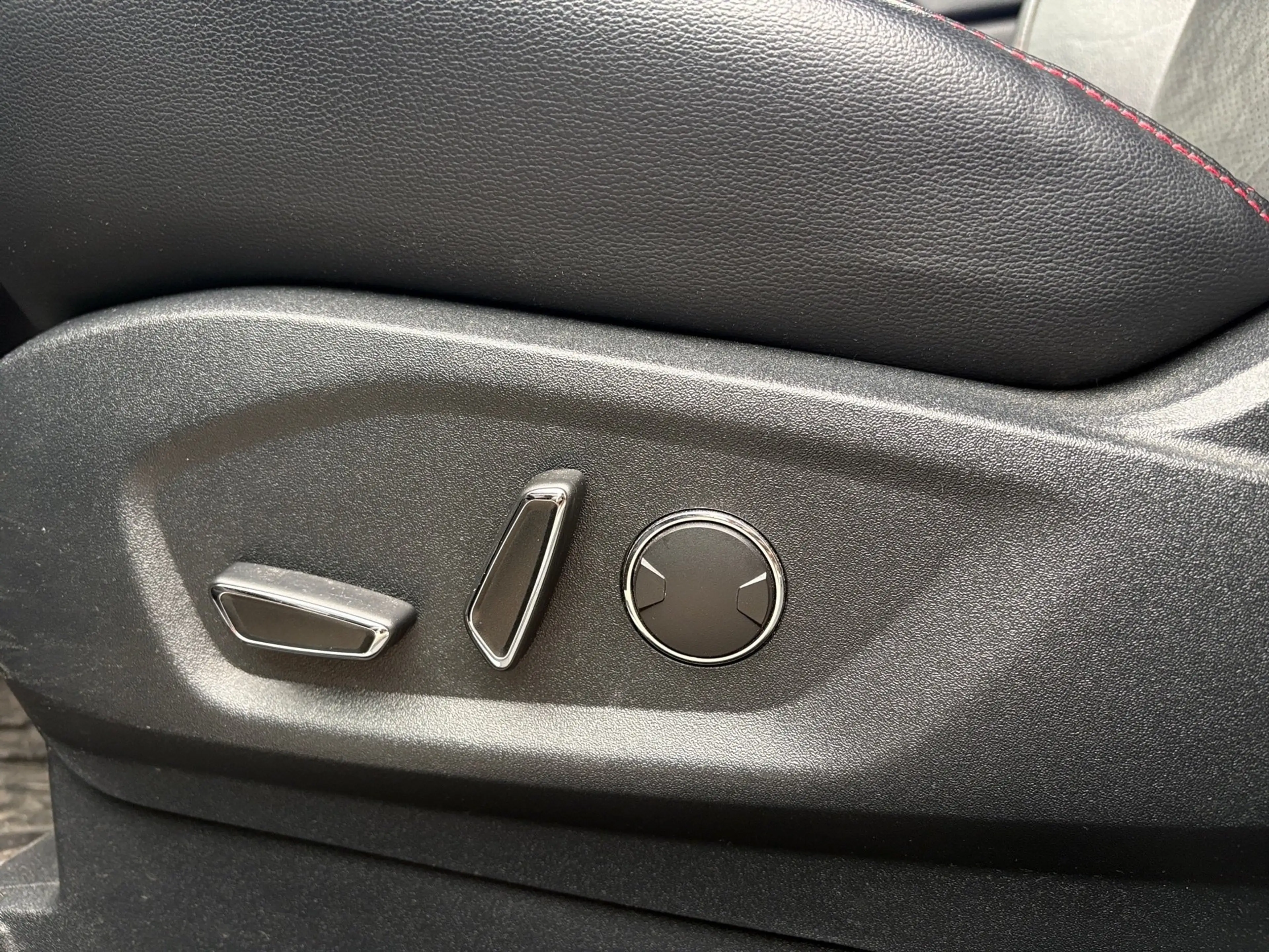 Ford S-Max ST-Line — photo 11