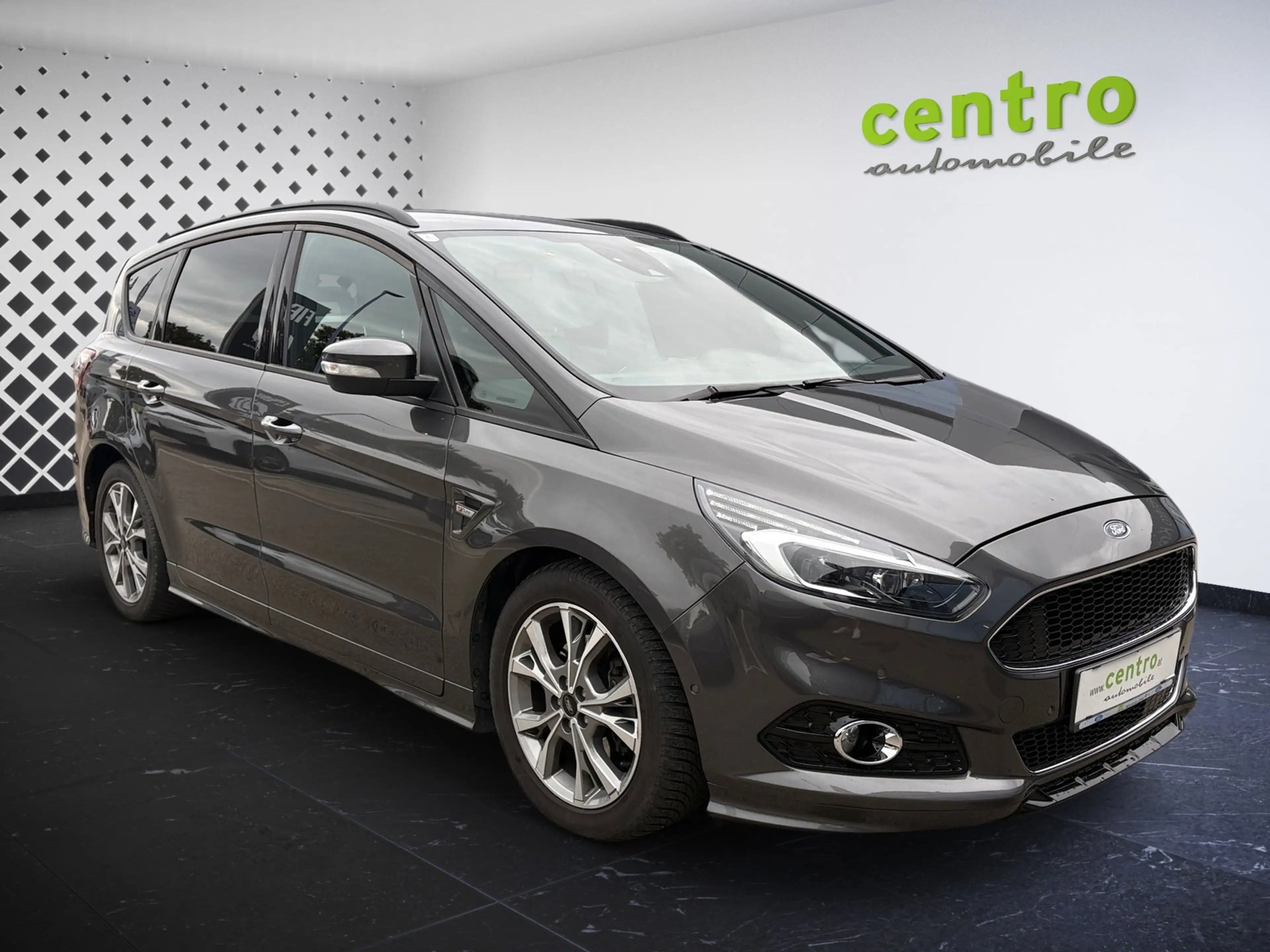 Ford S-Max ST-Line — photo 17