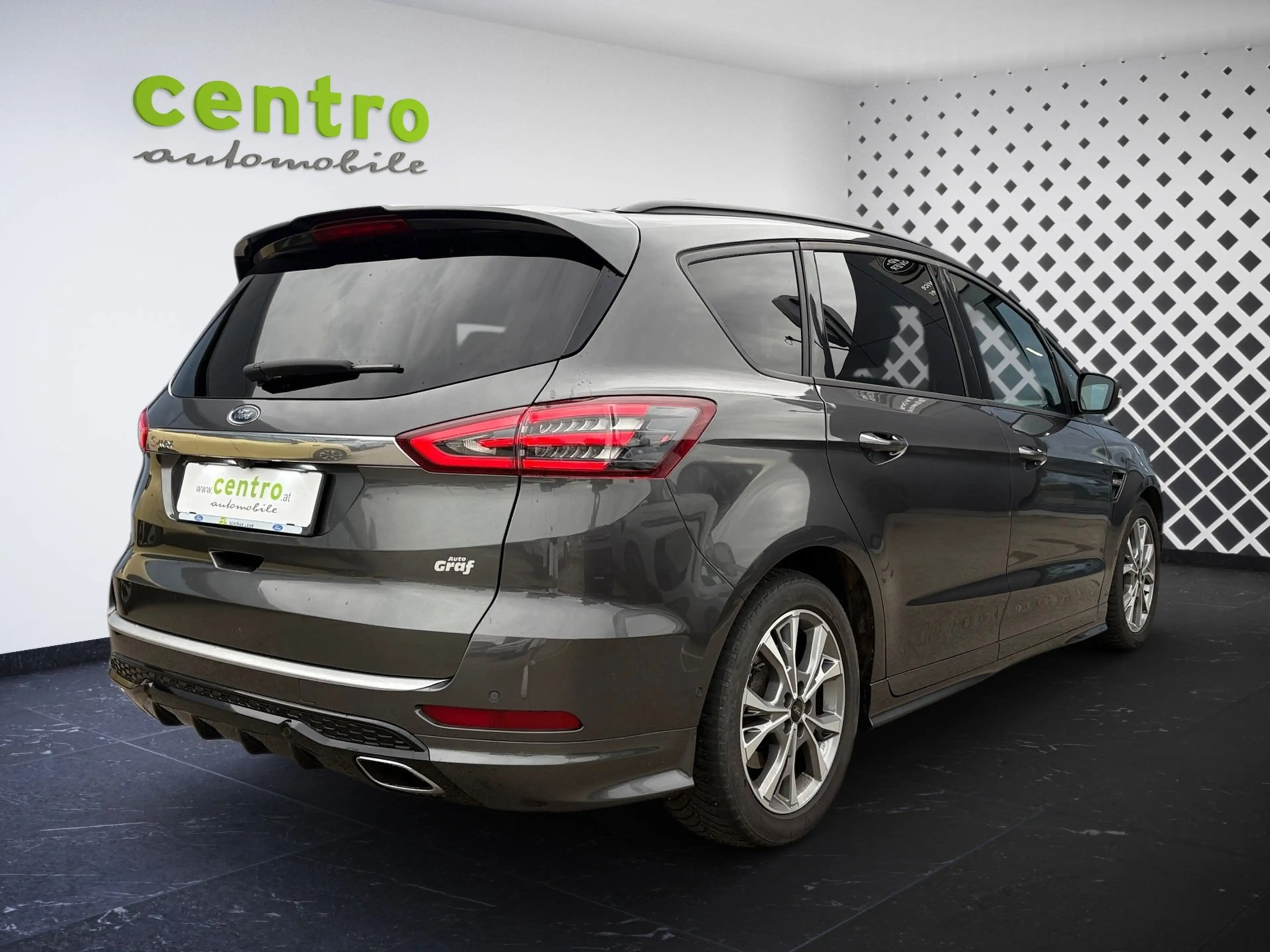 Ford S-Max ST-Line — photo 18