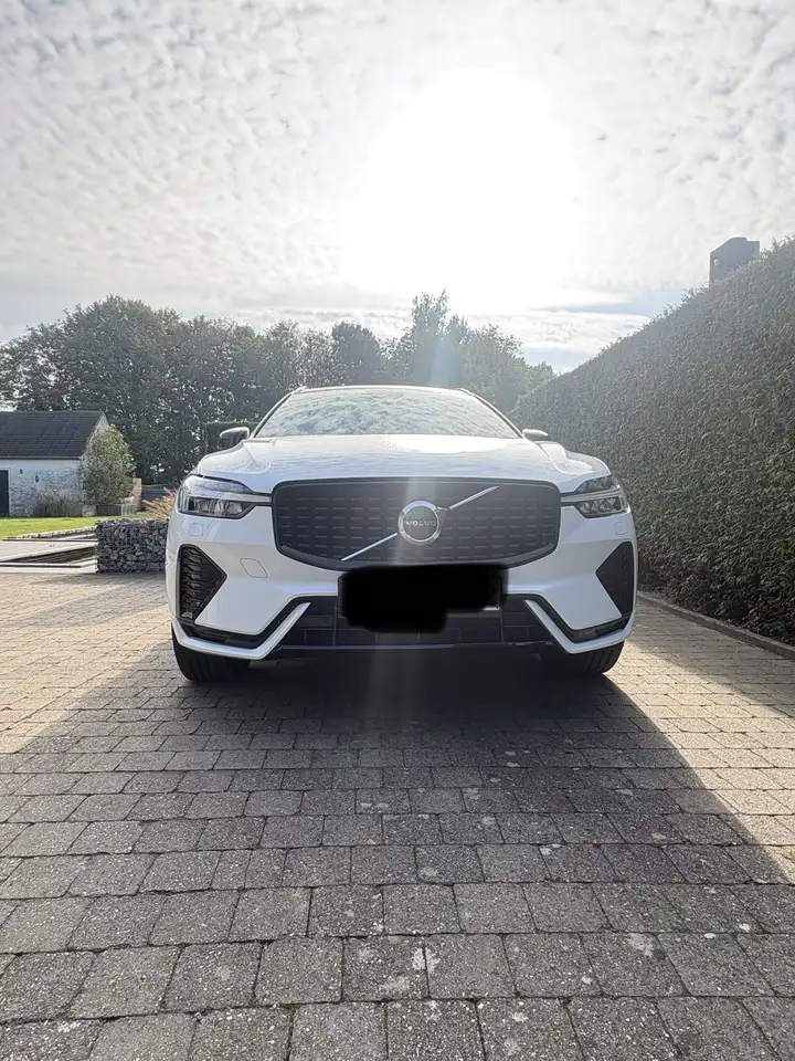 Volvo XC60 2.0 B4 MHEV Plus Dark — photo 1 of 15