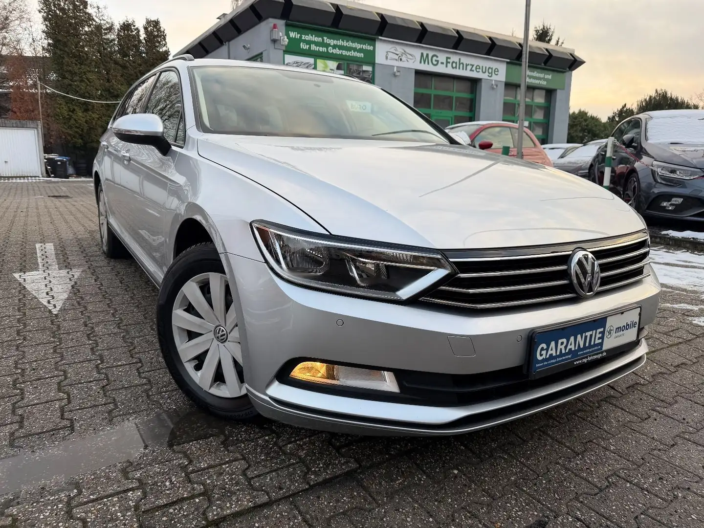 Volkswagen Passat Variant 2.0 TDI 1-HAND AHK 6-GANG PDC Silber - 1
