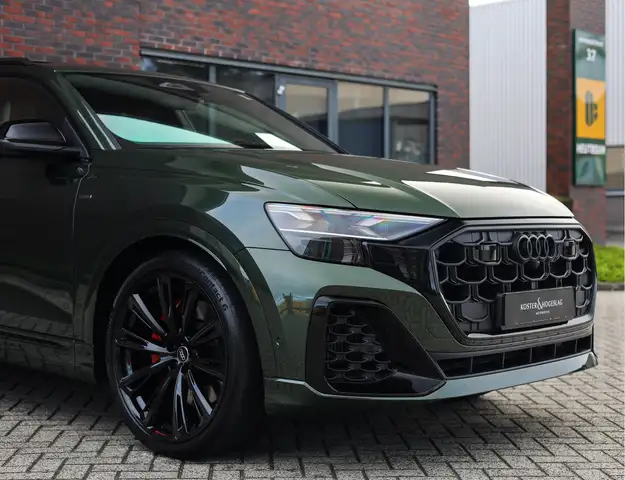 Audi Q8 view 8