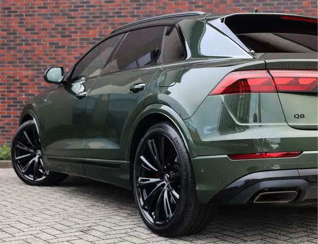 Audi Q8 view 7