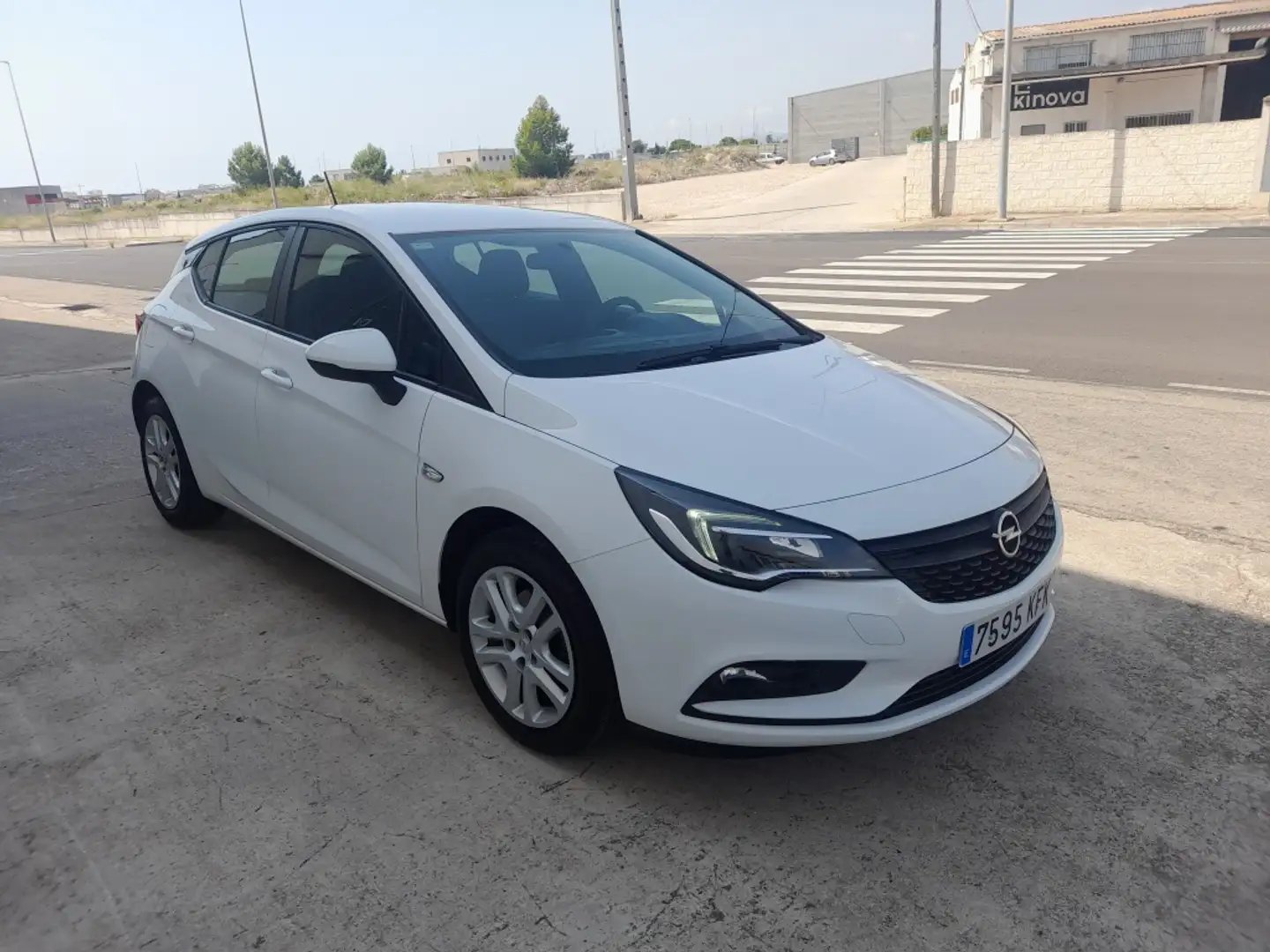 Opel Astra 1.6CDTi Business 110 Wit - 1