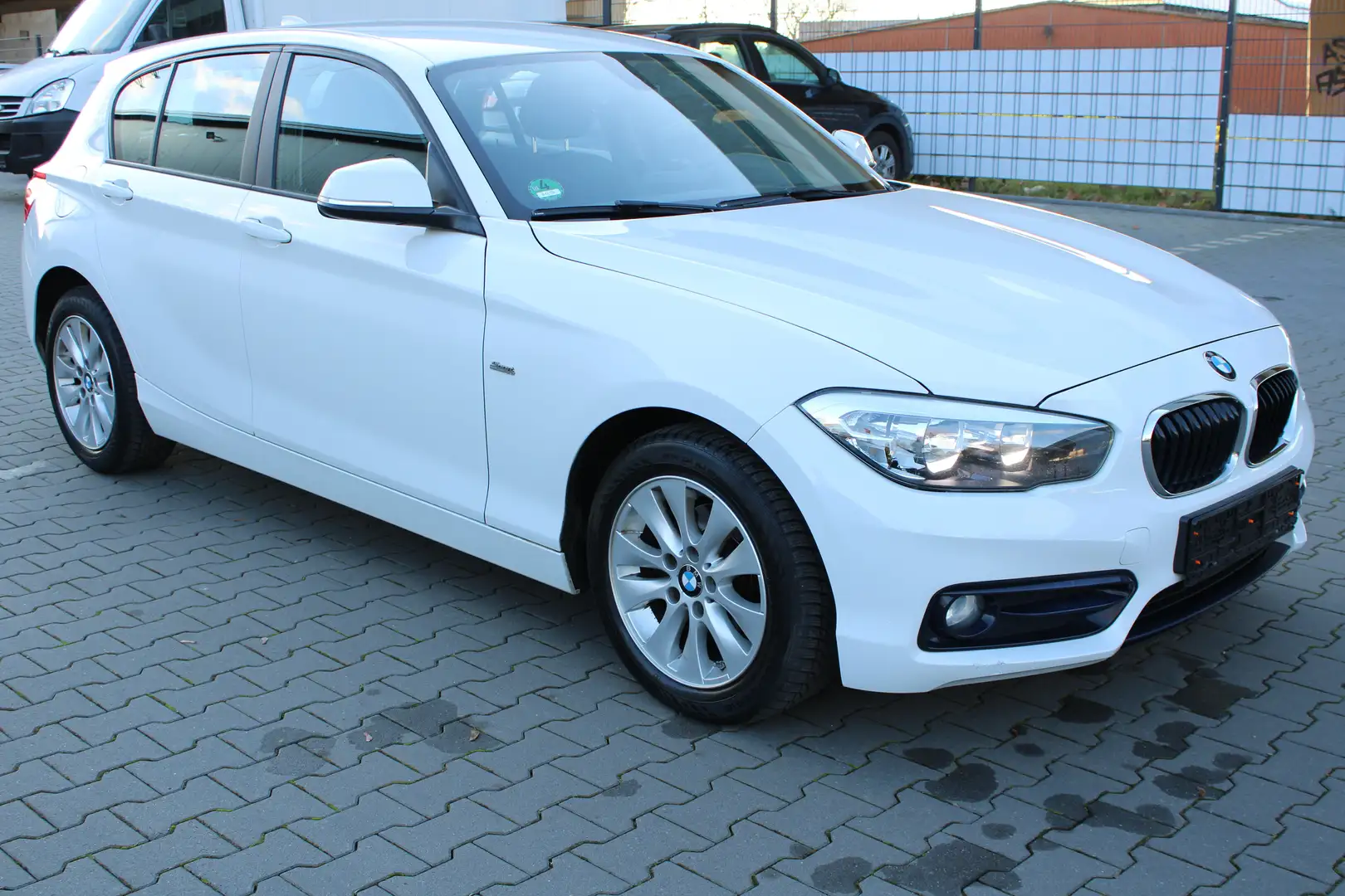 BMW 116 d Sport Line Navi/SHZ/PDC/M-Lenkrad/Sportsitze Blanc - 2