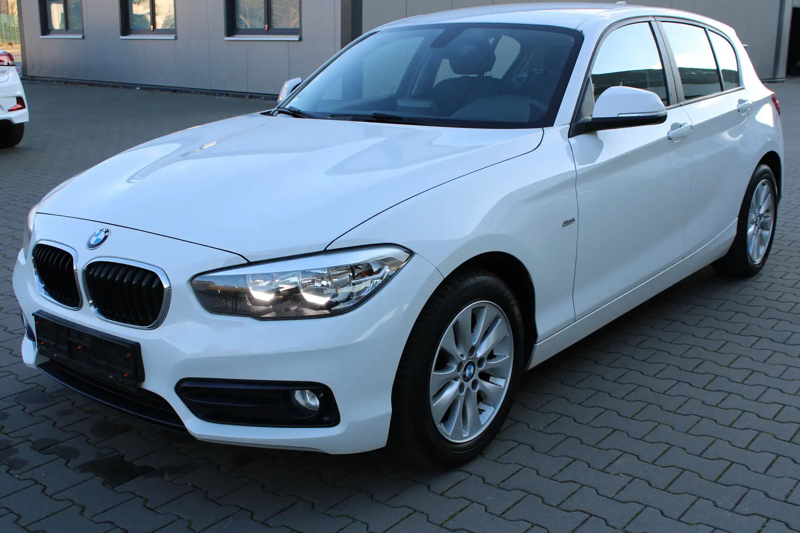 BMW 116 d Sport Line Navi/SHZ/PDC/M-Lenkrad/Sportsitze Blanc - 1