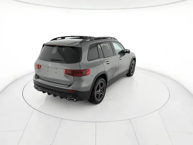 Mercedes-Benz GLB view 3