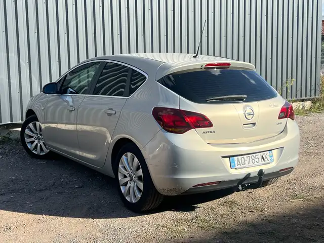 Opel Astra view 2