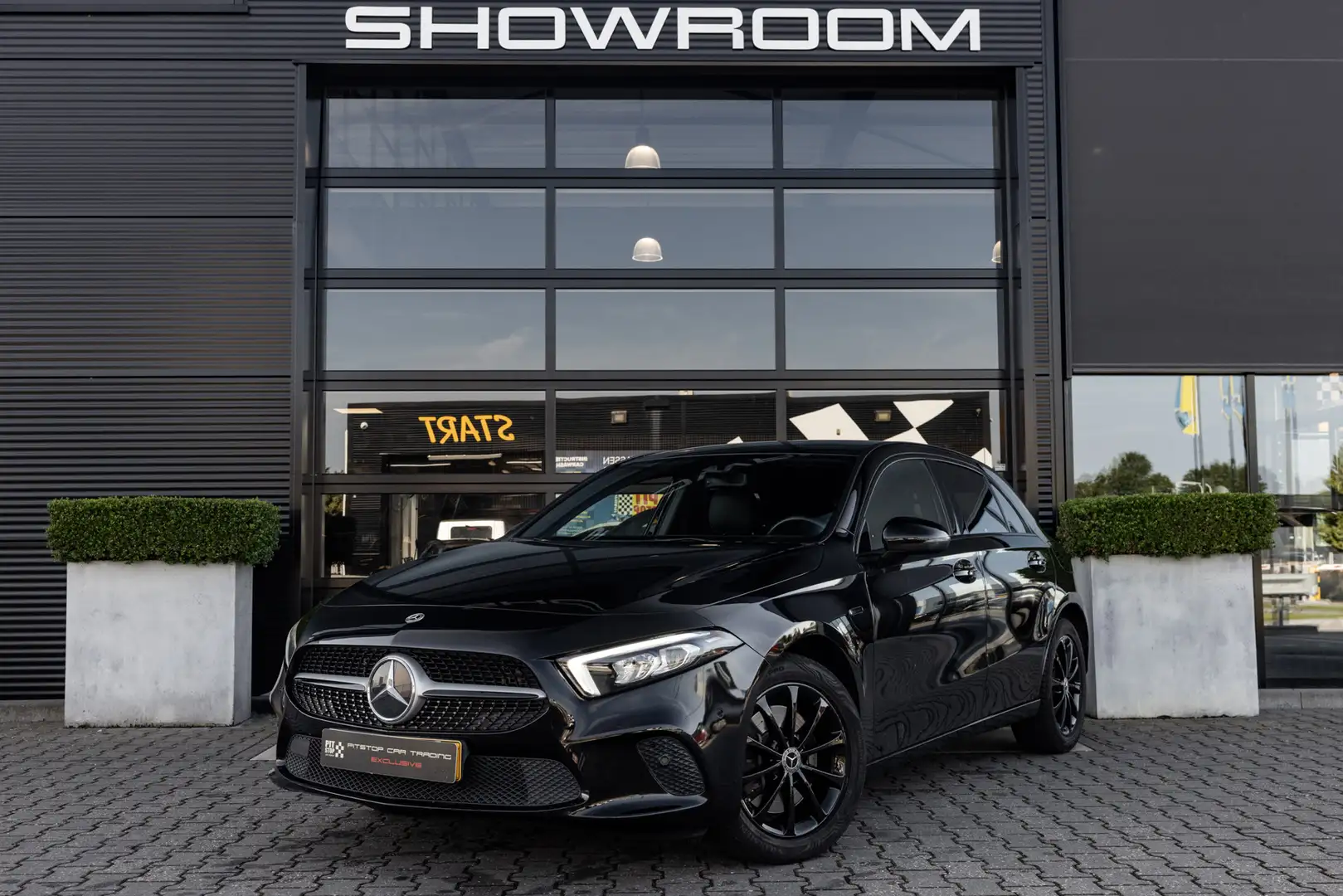 Mercedes-Benz A 250 e Premium, Black Pack, Leder, LED, Carplay! Schwarz - 2