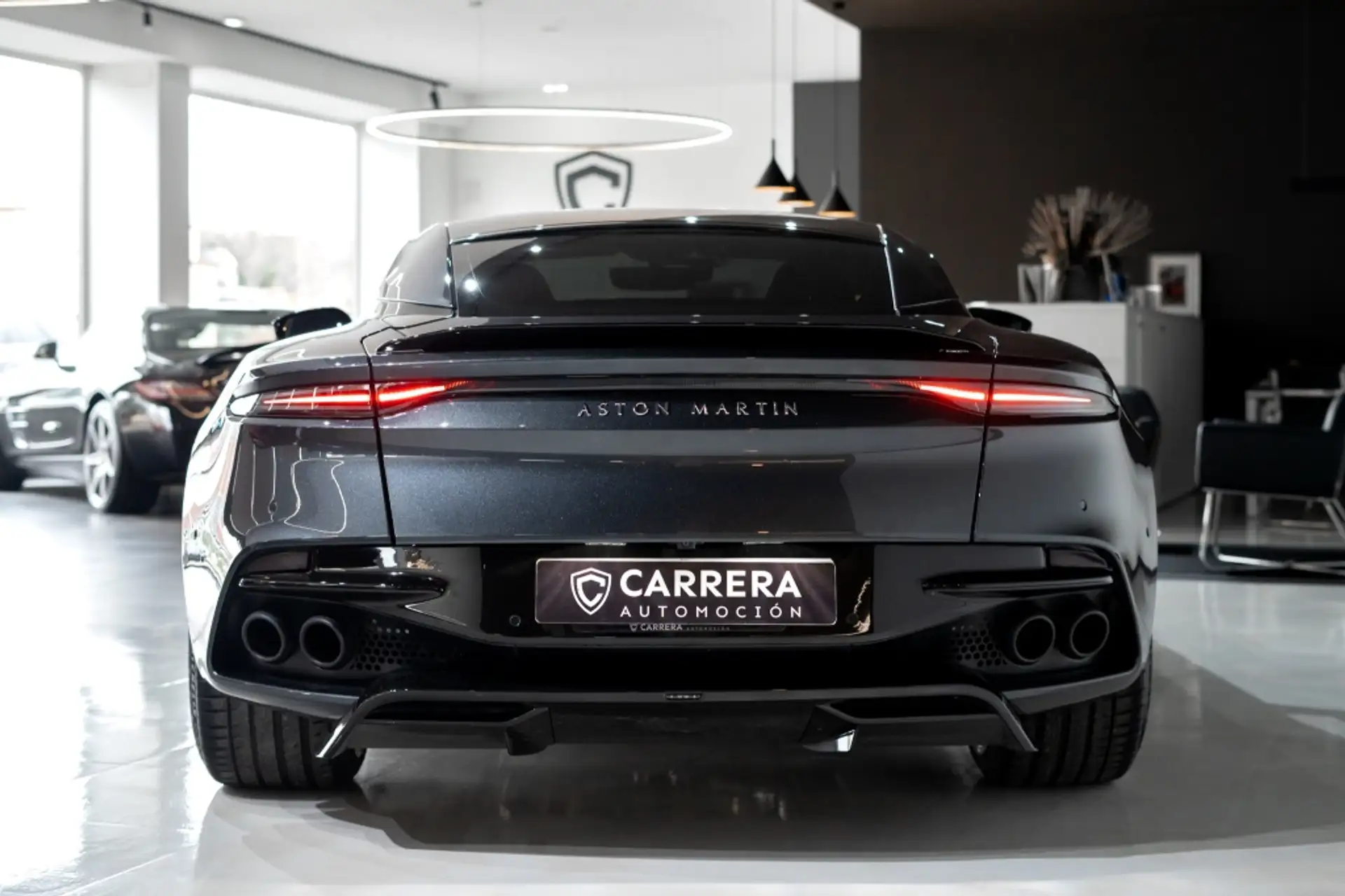 애스턴마틴 DBS Coupe 2021 건메탈 사진 3