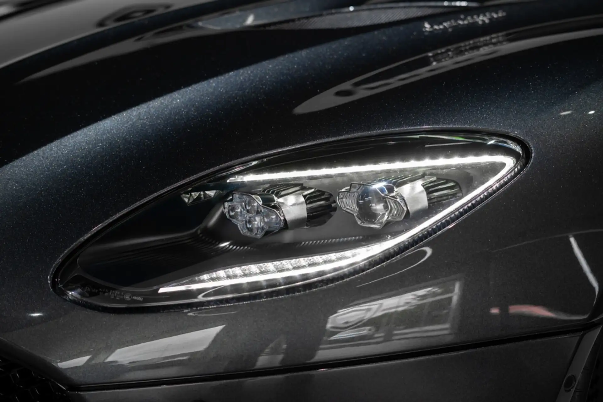 애스턴마틴 DBS Coupe 2021 건메탈 사진 4