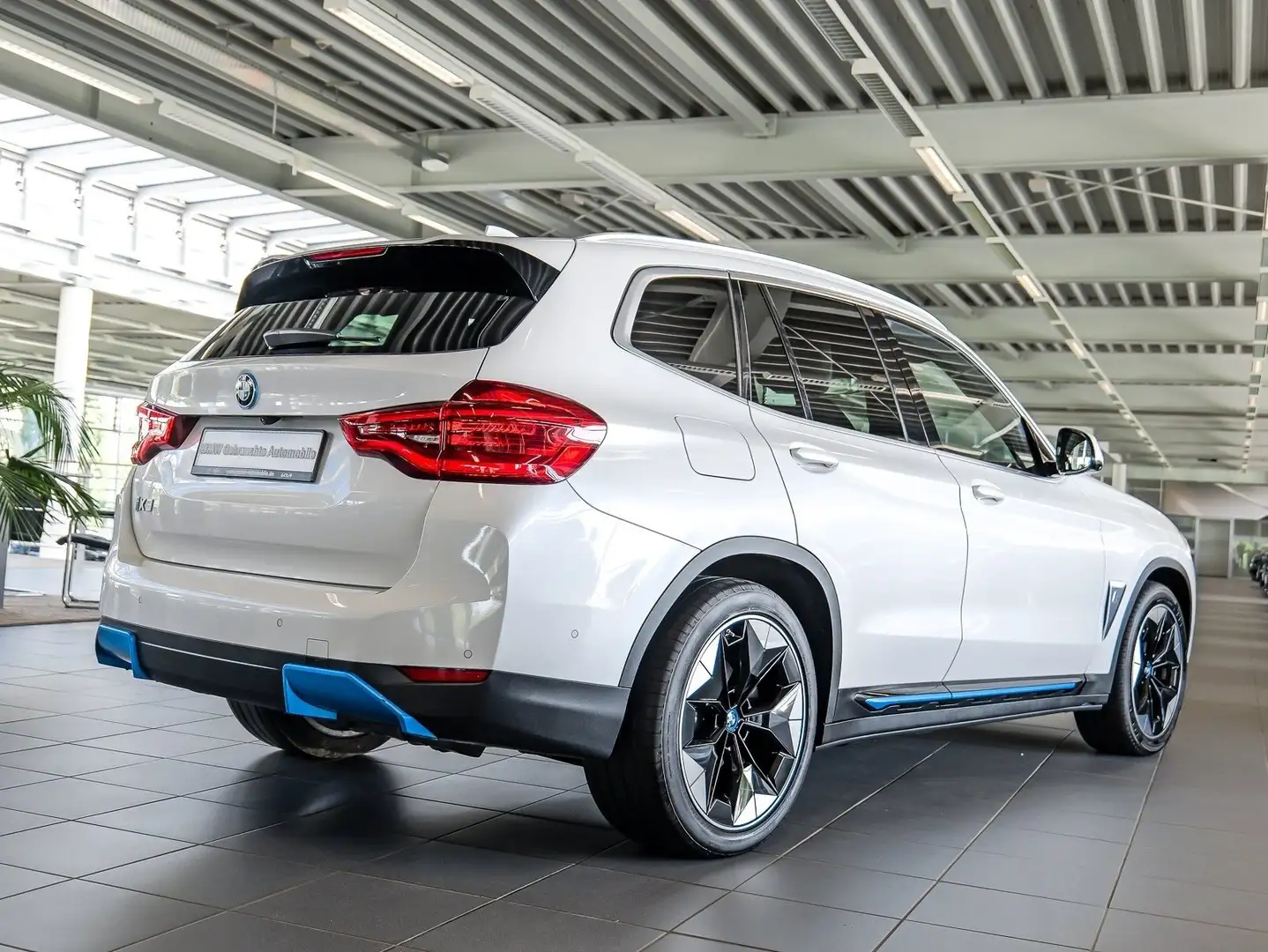 BMW iX3 HUD PANO ACC 360°KAM RFK NAVI Standh. LED Weiß - 2